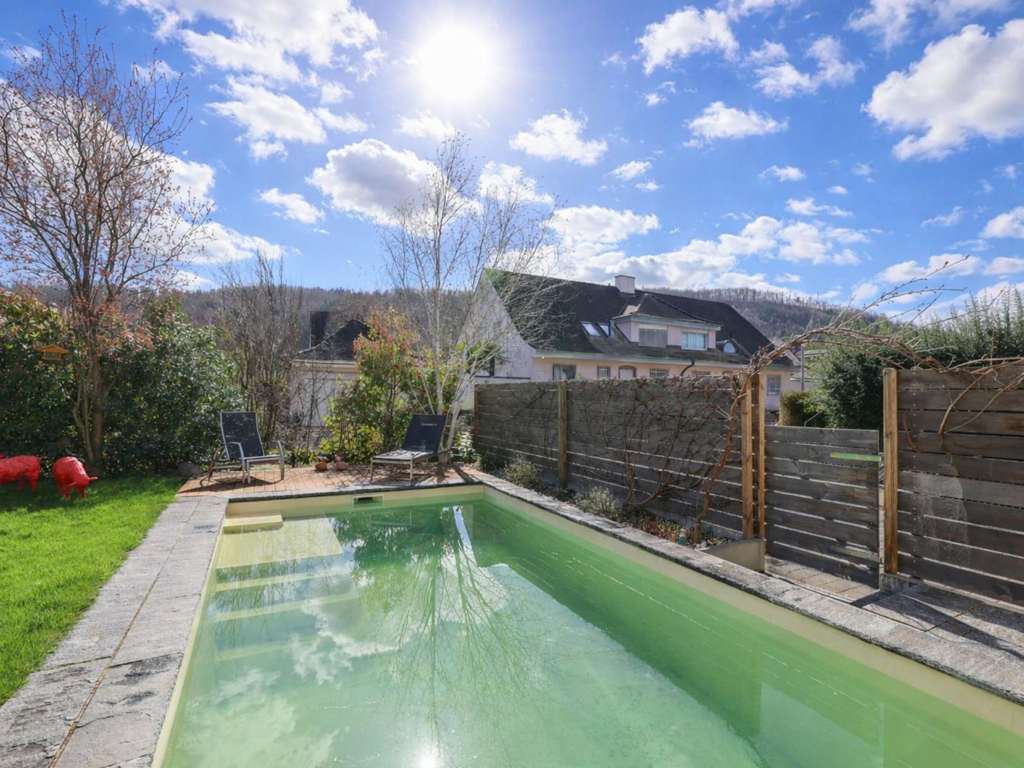Garten mit Pool und Terrasse