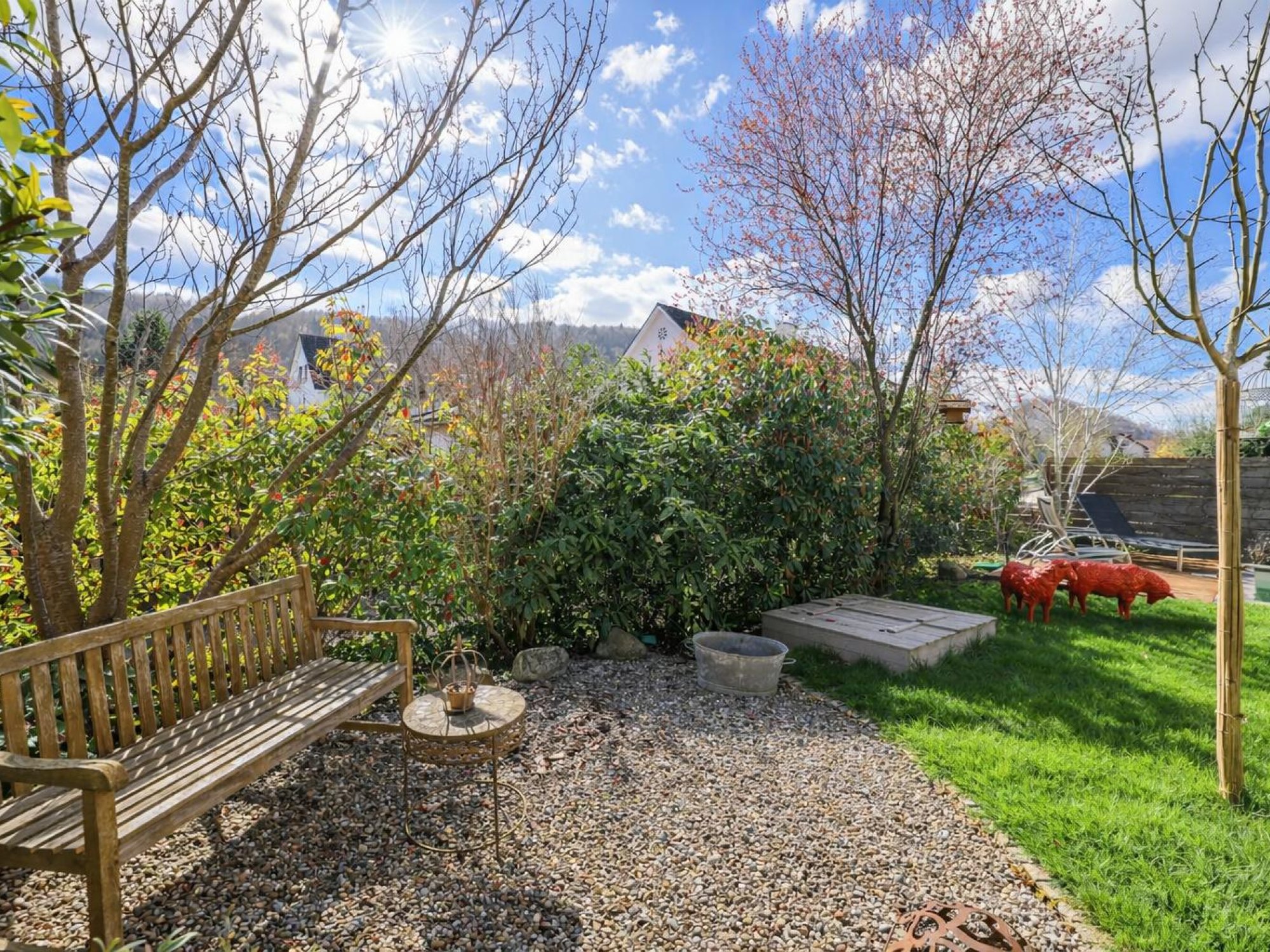 Garten mit Sitzplatz und Terrasse