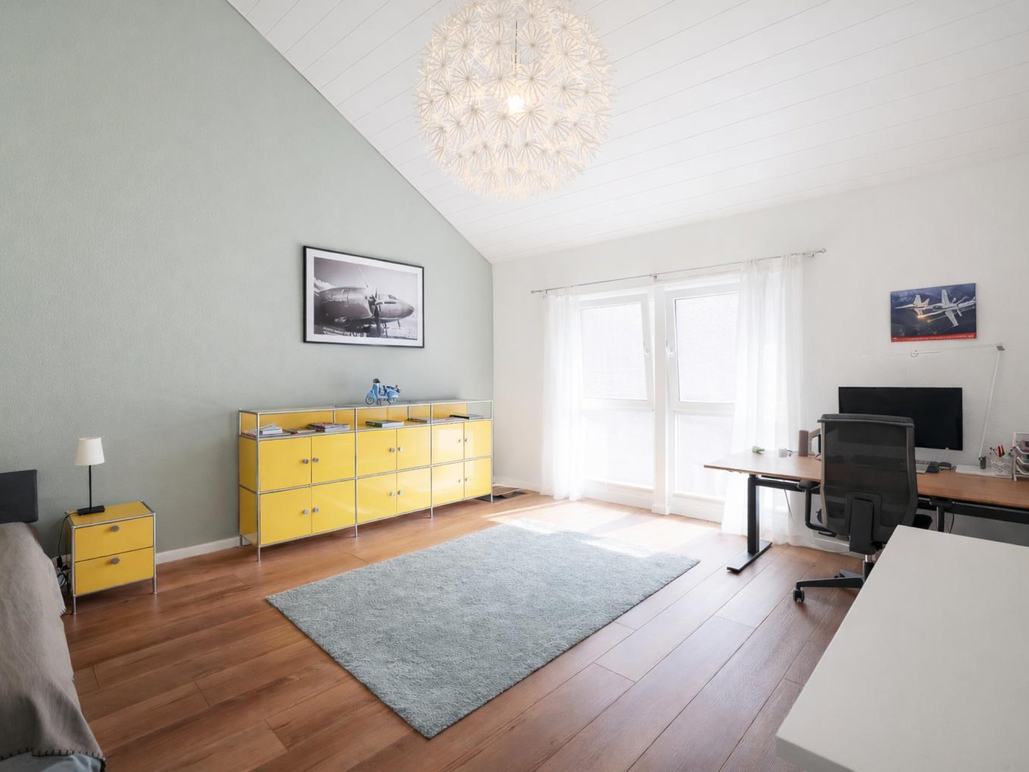 Helles Dachzimmer mit Arbeitsplatz