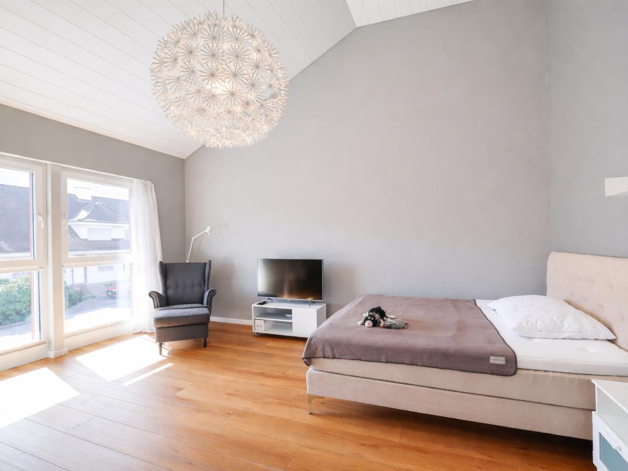 Helles Schlafzimmer mit hoher Decke