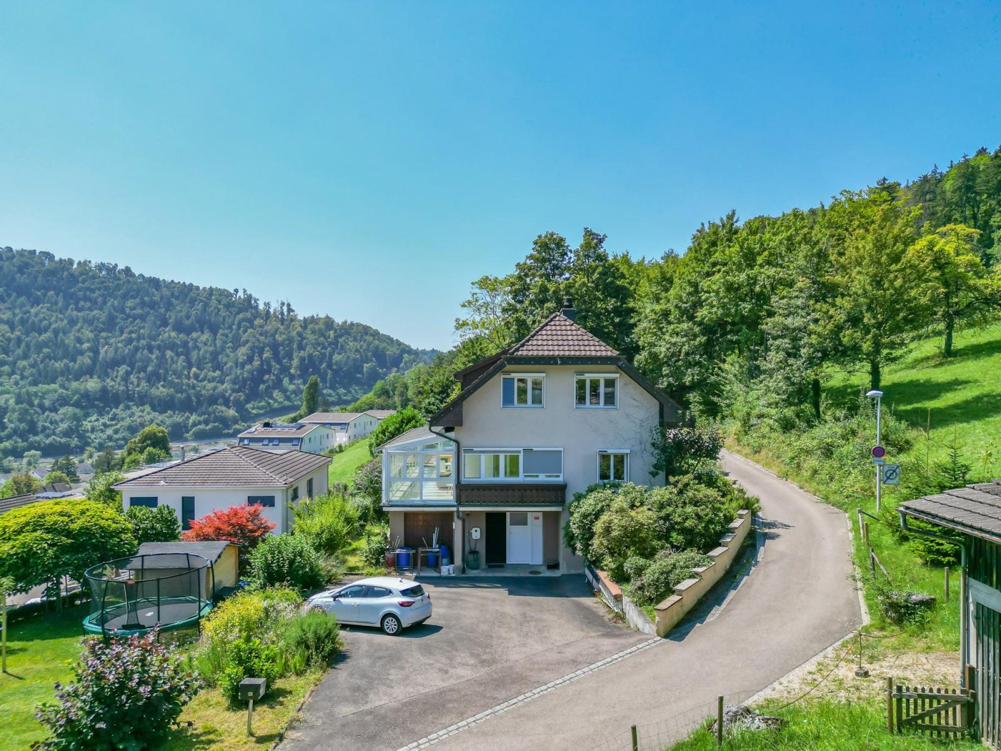 Berghaus mit Garten und Talblick