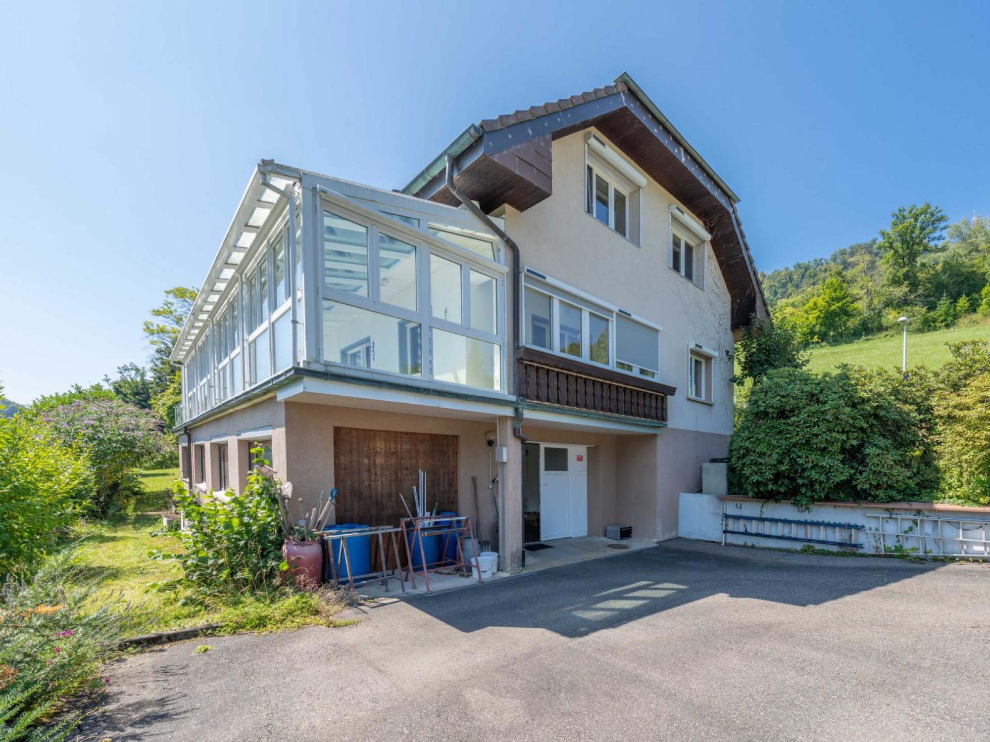 Mehrfamilien-/Einfamilienhaus mit Wintergarten und Garage