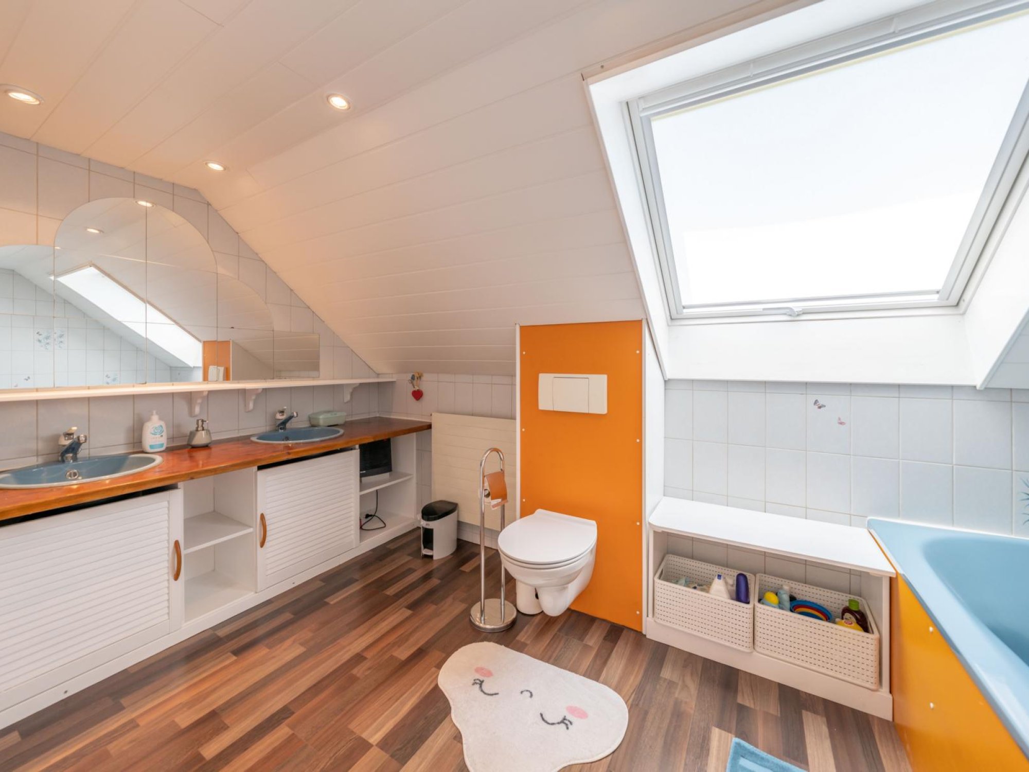 Dachbad mit Doppelwaschbecken und WC
