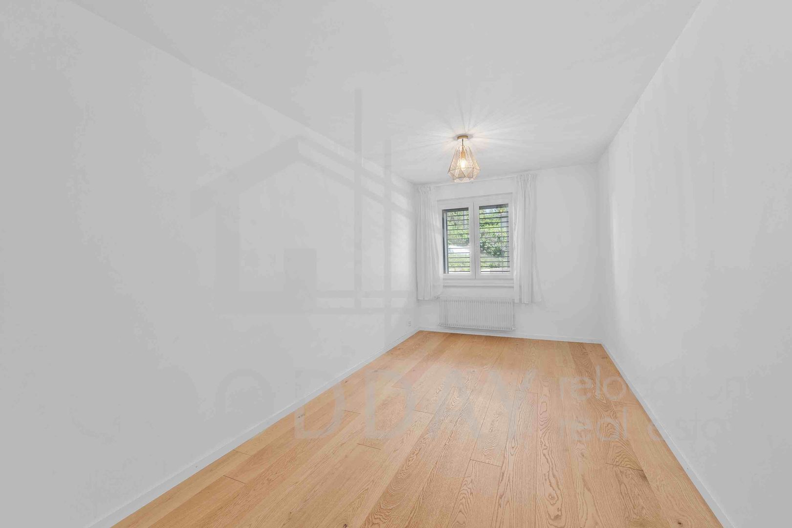 Heller, leerer Raum mit Holzfußboden