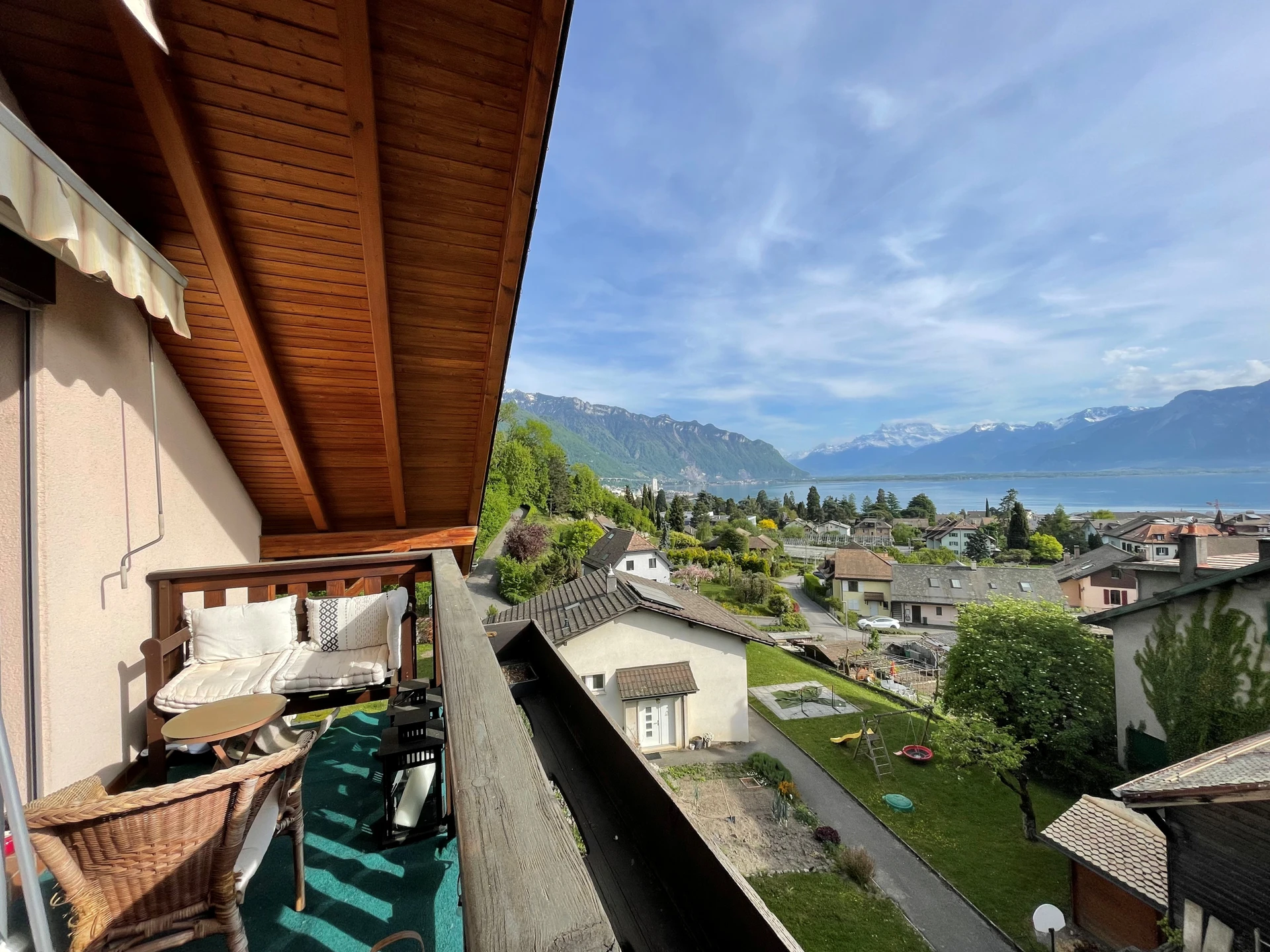 Balkon mit Seeblick und Bergpanorama