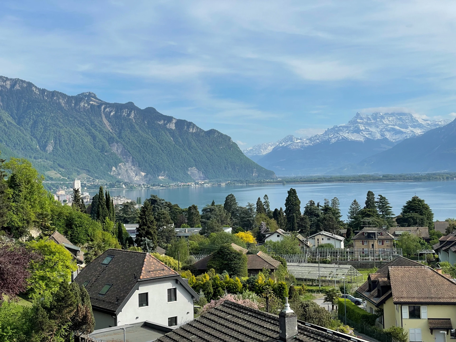 Panoramablick auf See und Berge