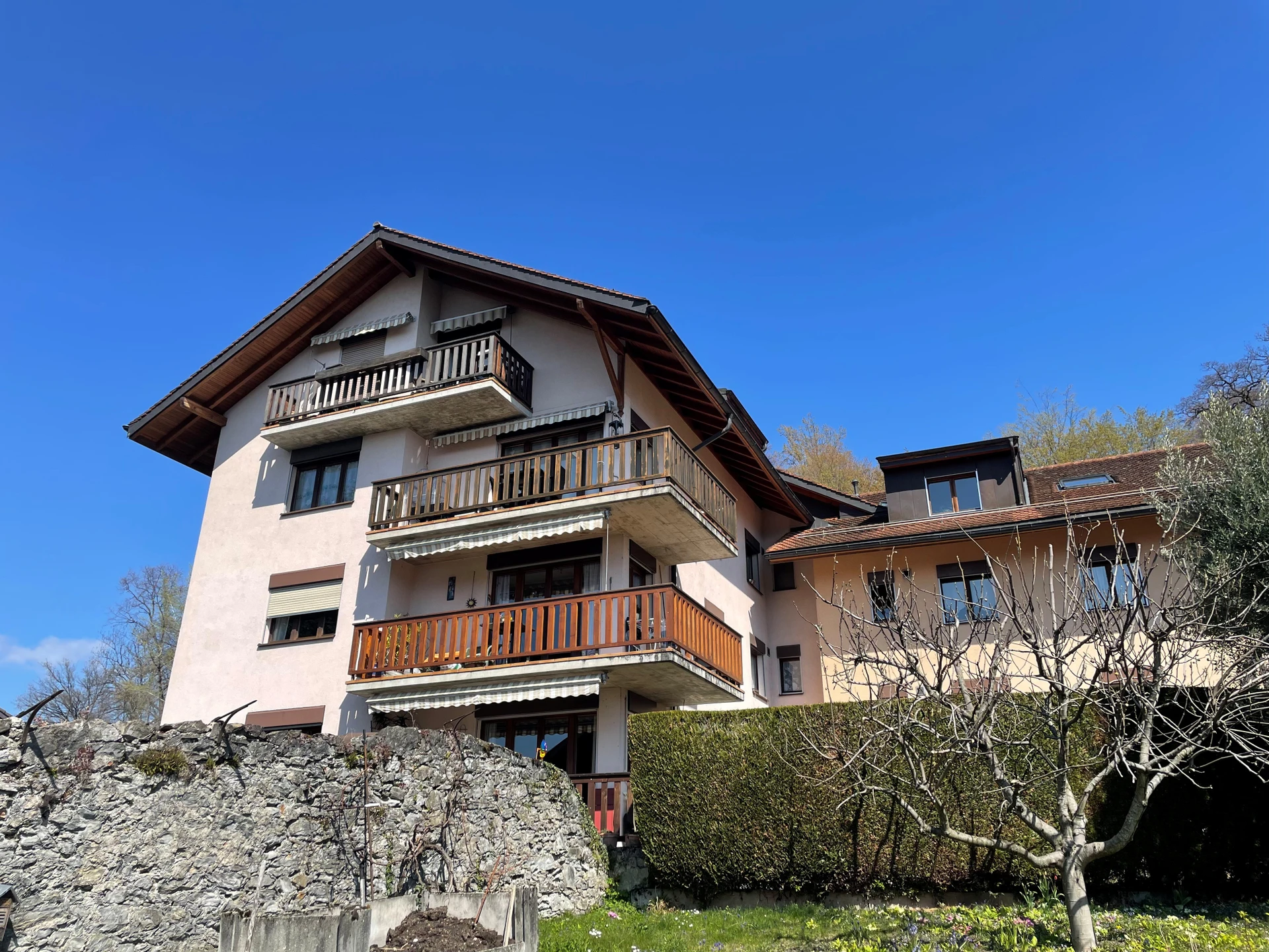 Mehrfamilienhaus mit Balkonen und Garten