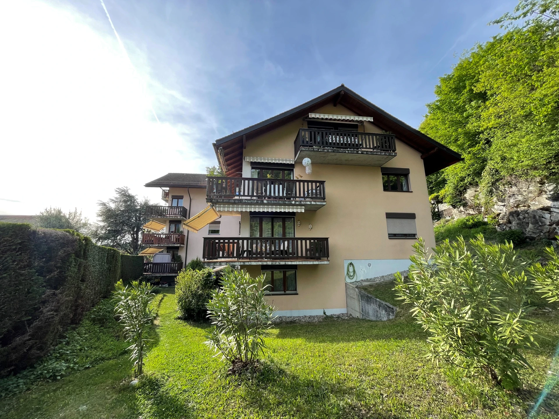 Mehrfamilienhaus mit Balkonen und Garten