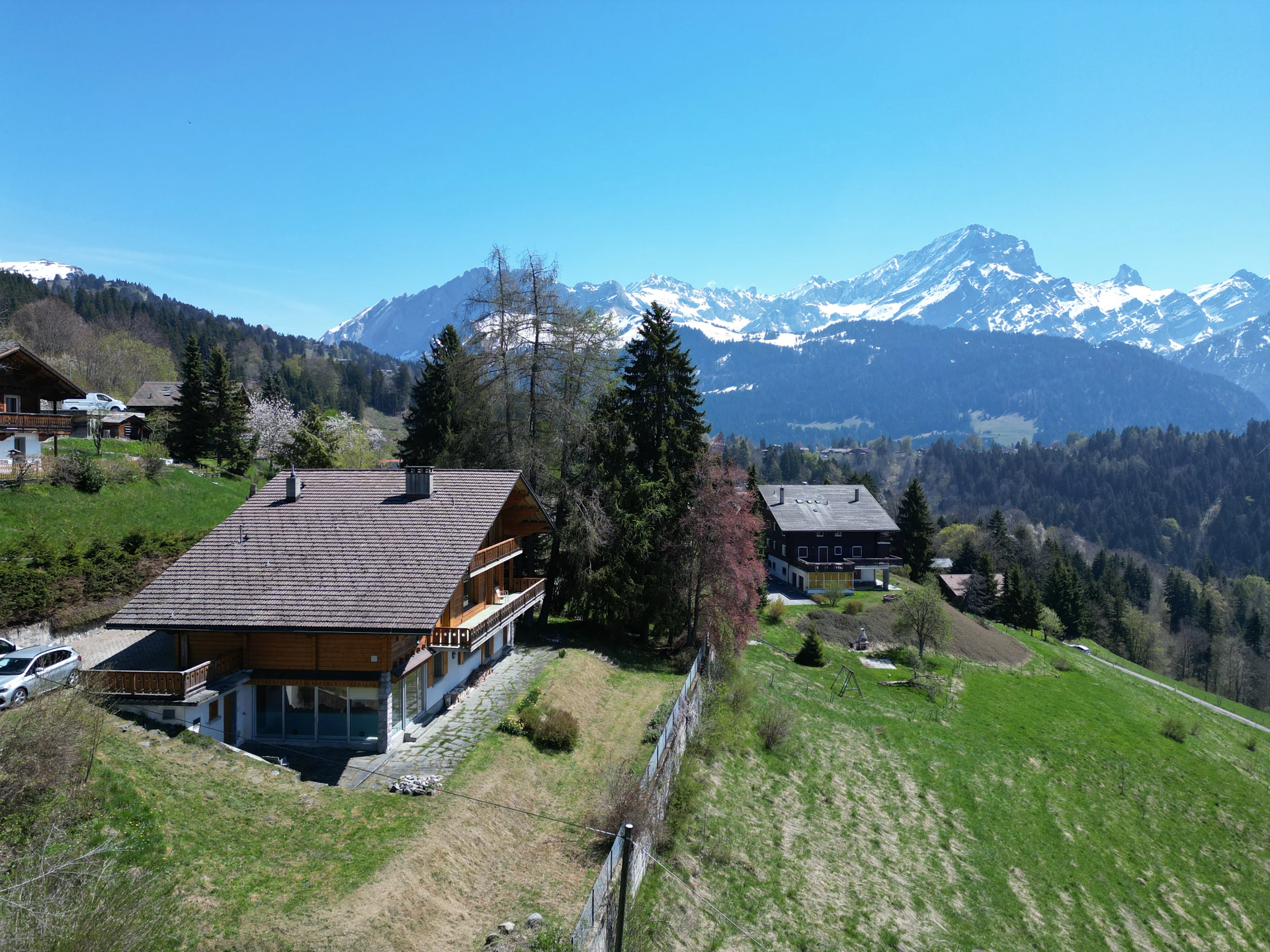Alpenlandschaft mit Chalets und Bergpanorama