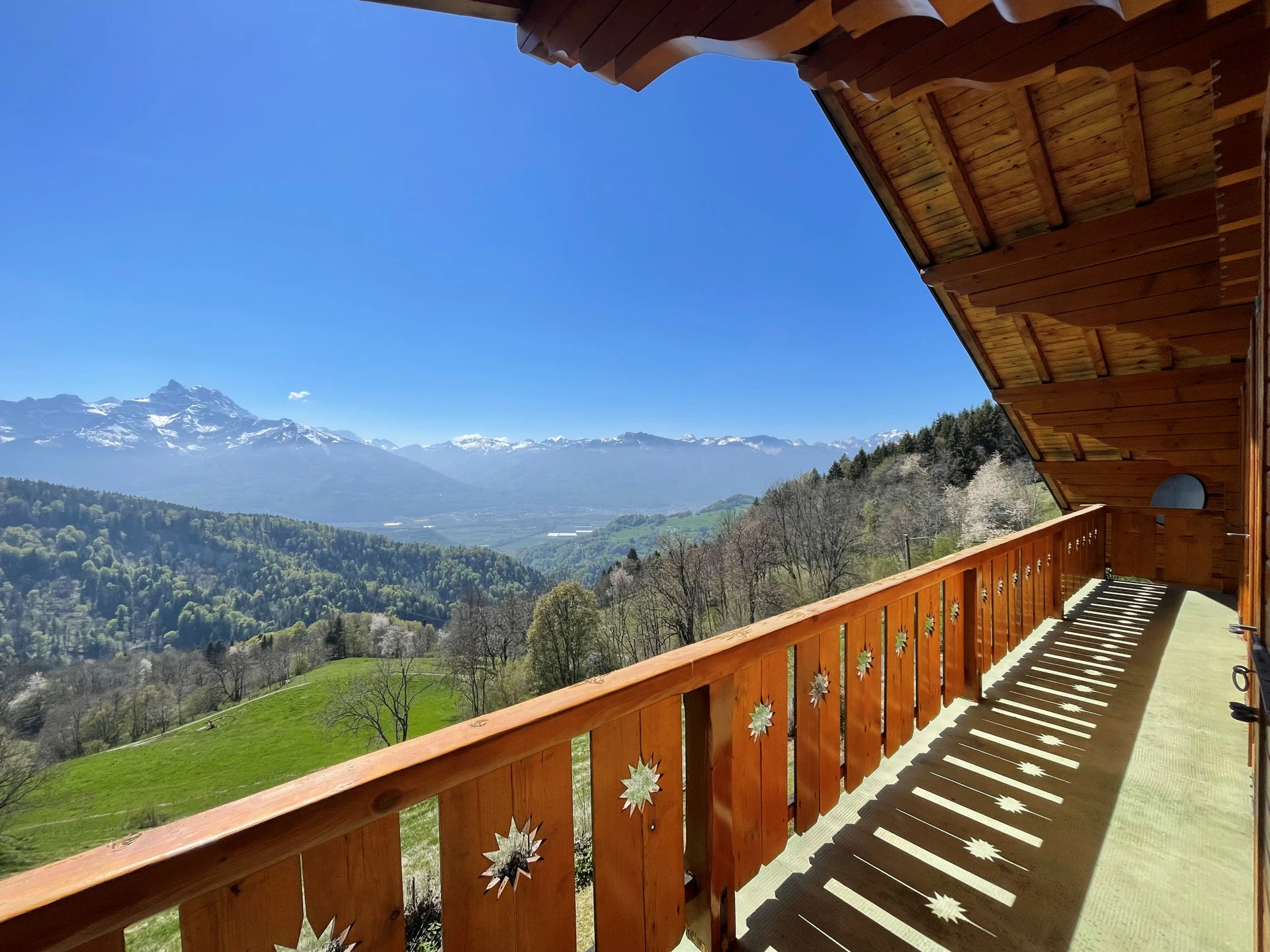 Balkon mit Panoramablick auf Berge