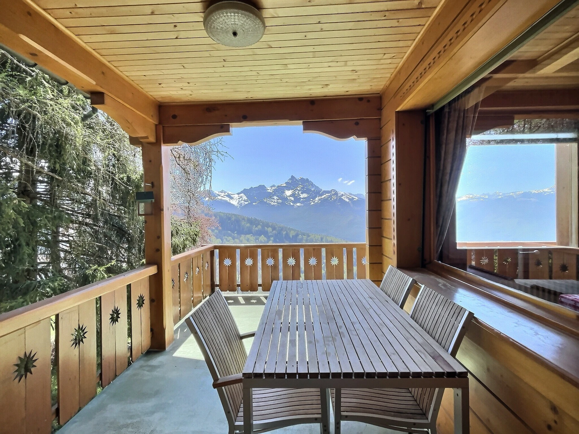 Balkon mit Bergblick