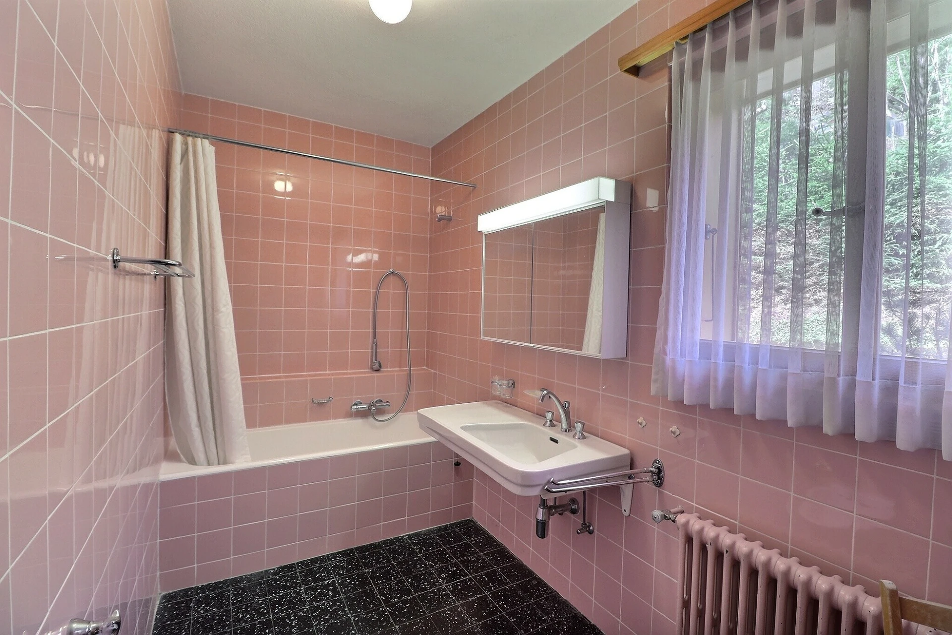 Retro-Badezimmer mit rosa Fliesen