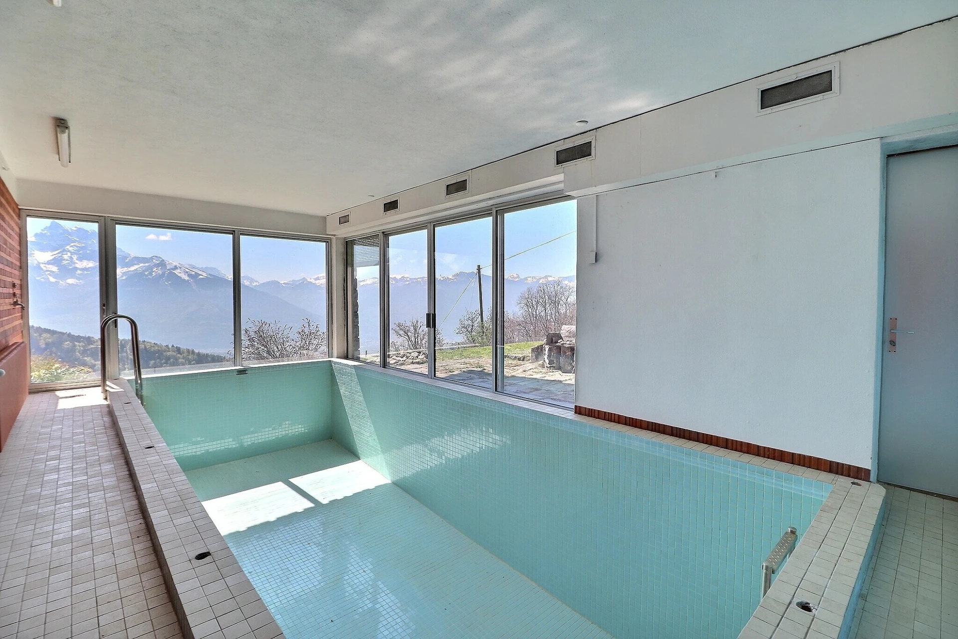 Innenpool mit Bergblick