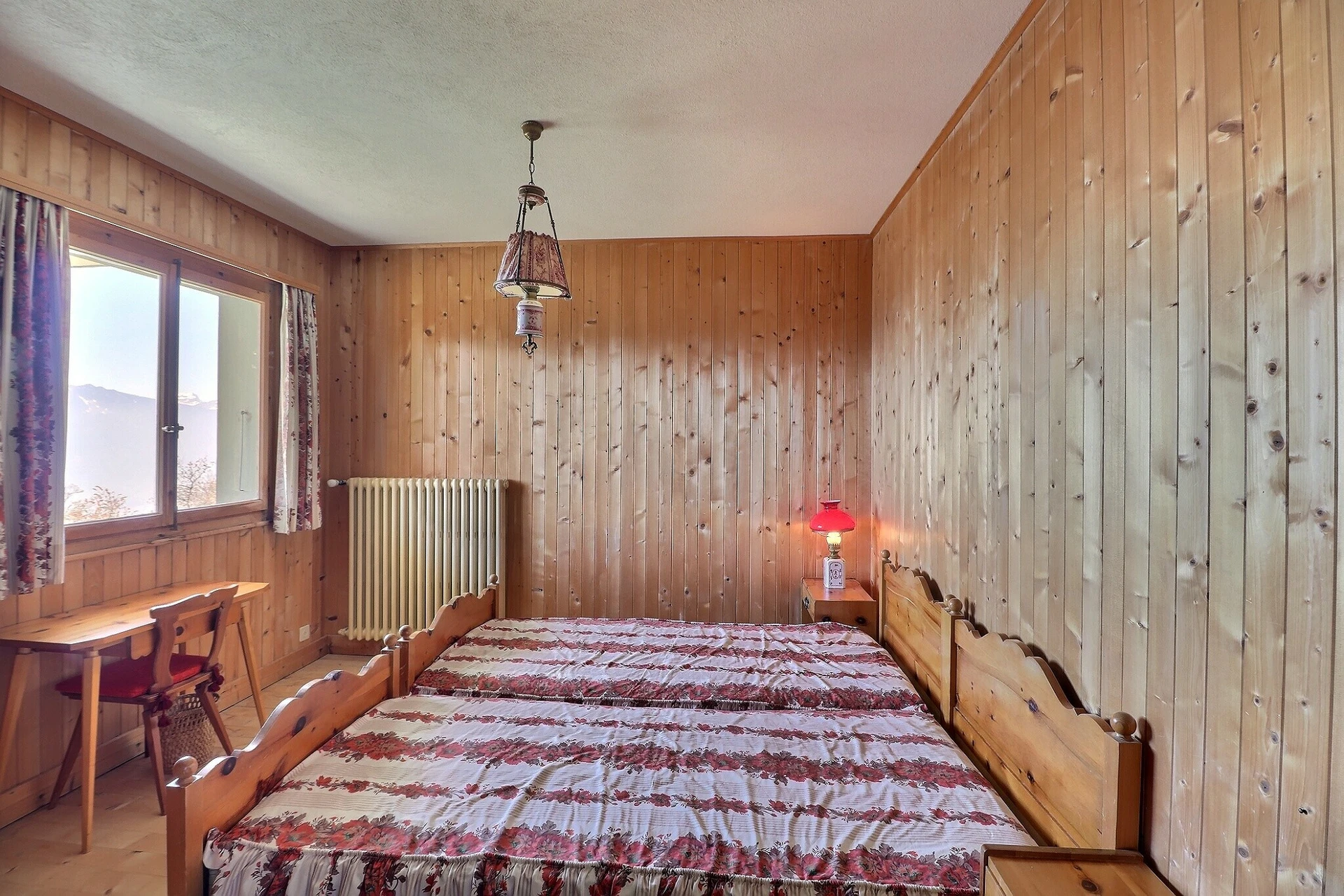 Rustikales Schlafzimmer mit Holzvertäfelung