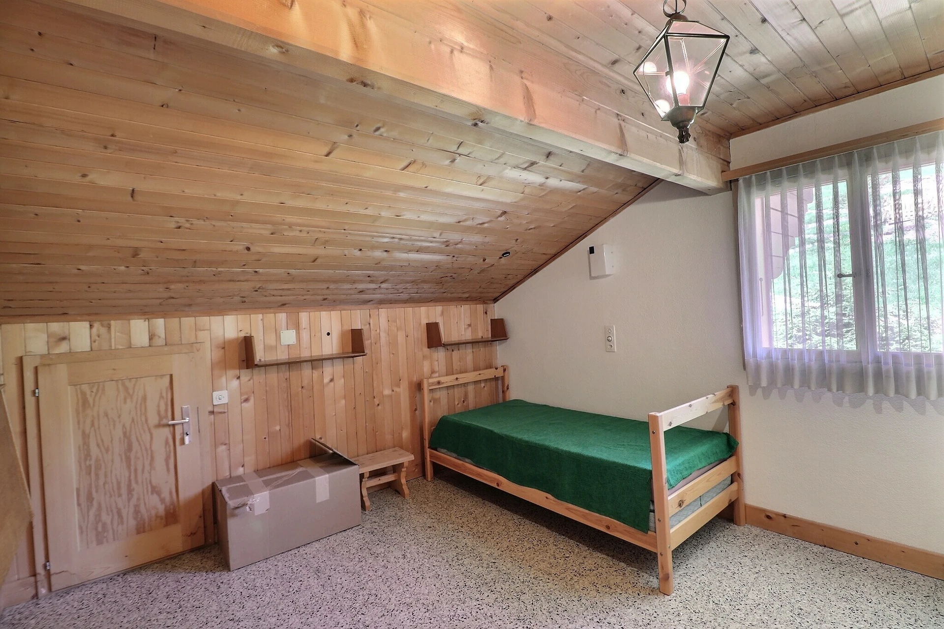 Rustikales Dachzimmer mit Einzelbett