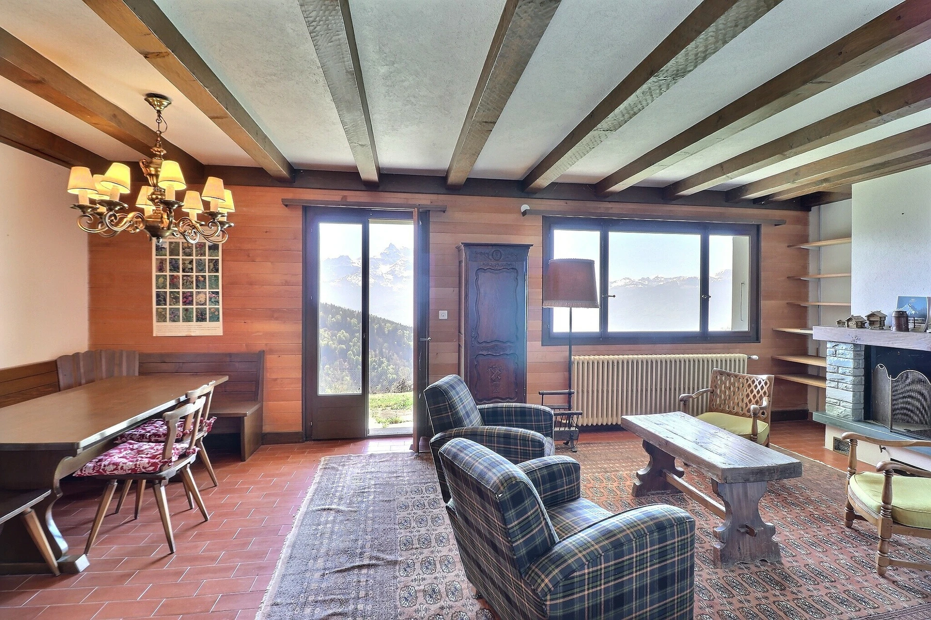 Wohnzimmer mit Bergblick