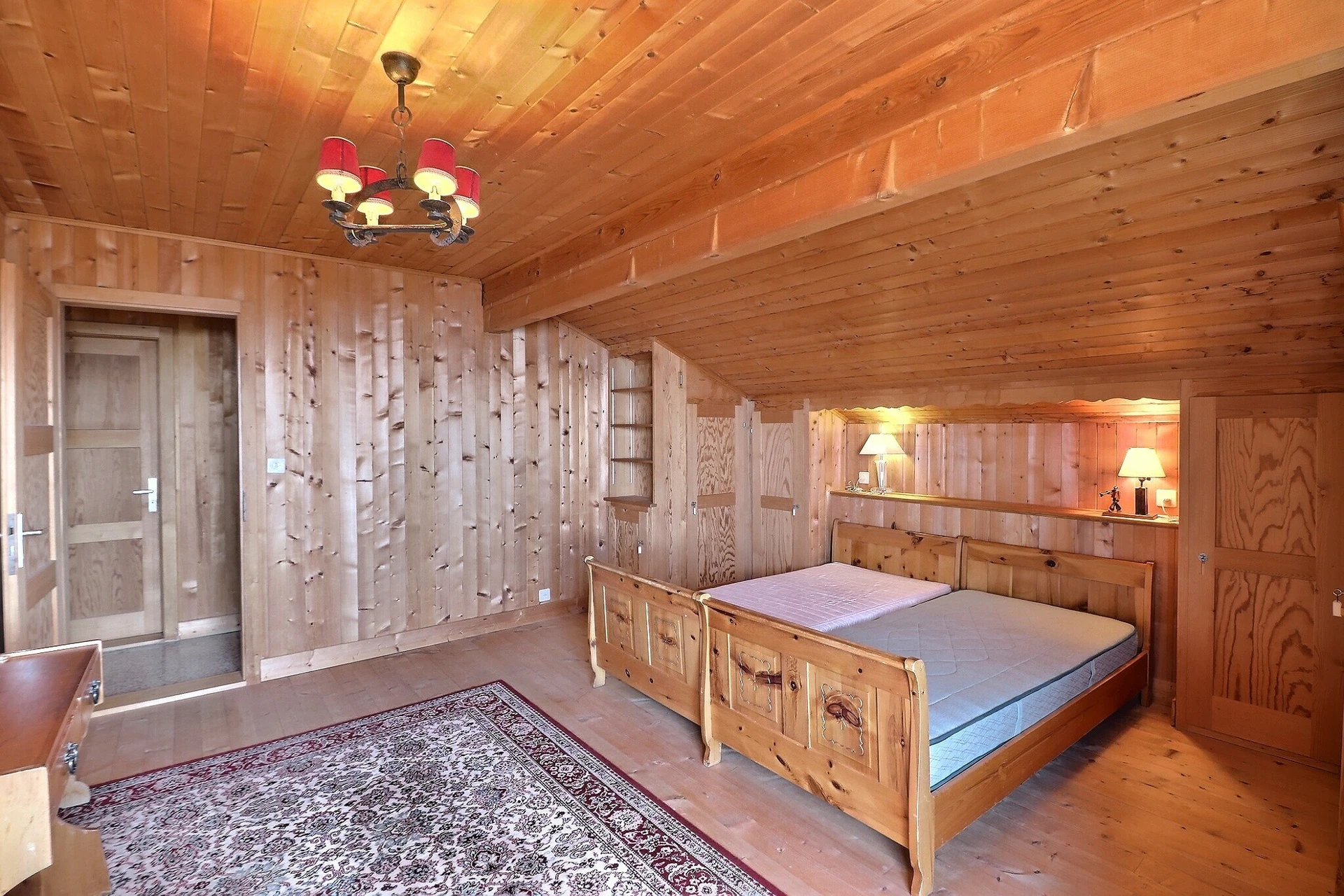 Rustikales Holzschlafzimmer