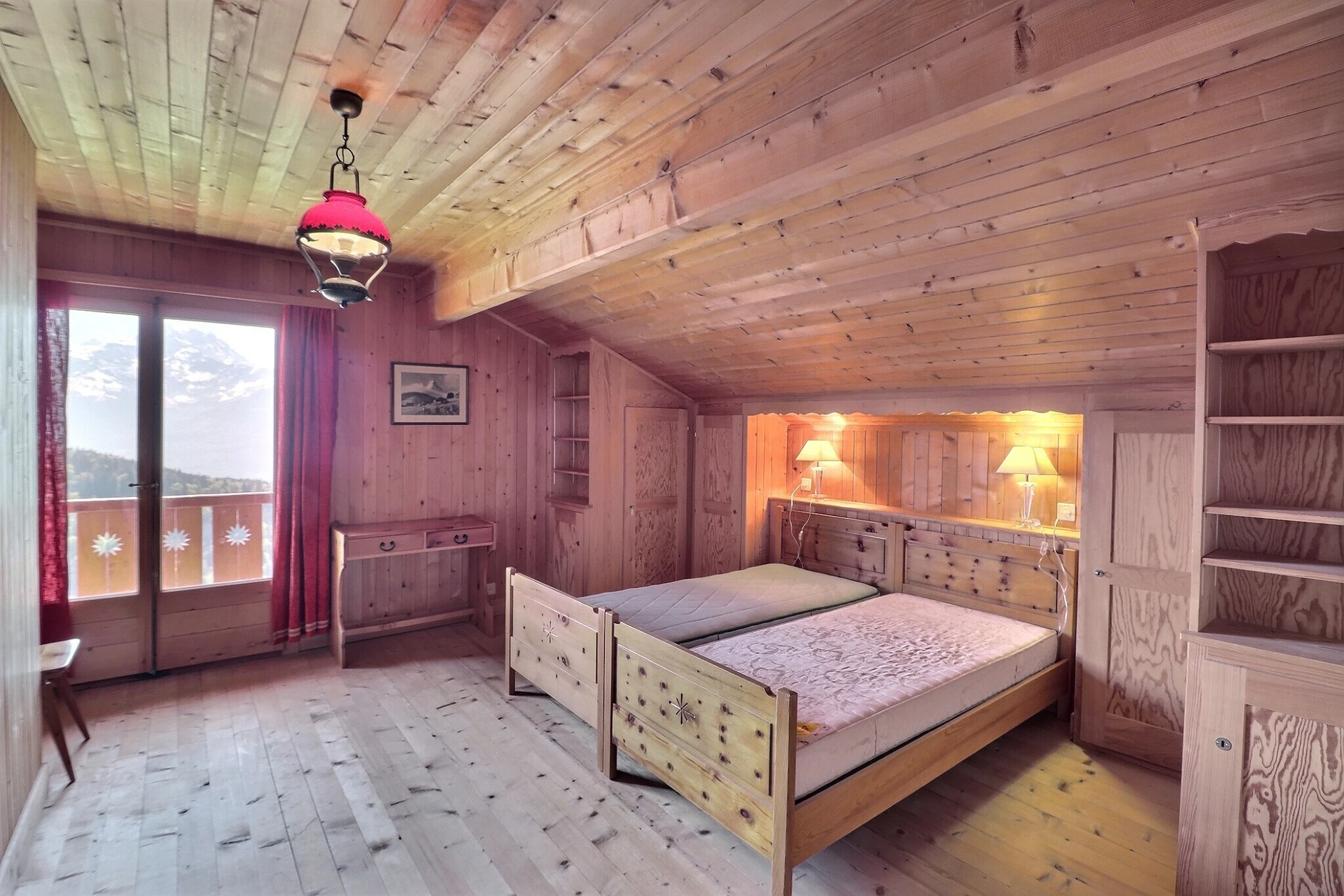 Rustikales Schlafzimmer im Dachgeschoss mit Holzausstattung
