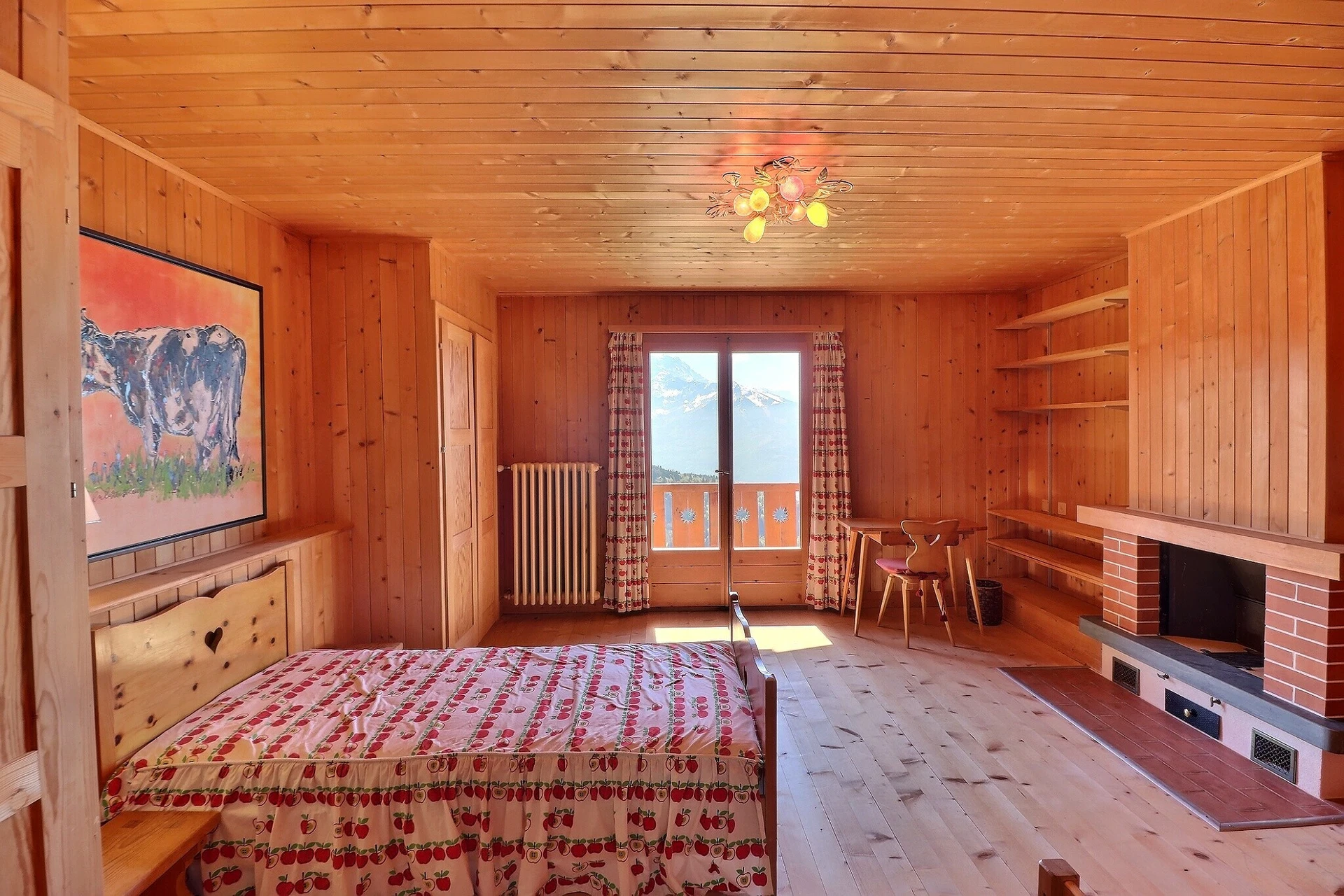 Rustikal eingerichtetes Schlafzimmer mit Bergblick