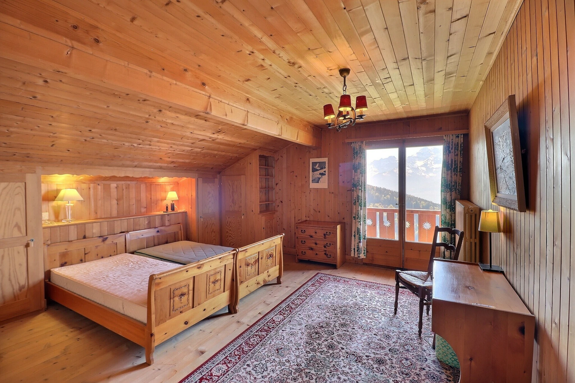 Rustikales Schlafzimmer mit Bergblick