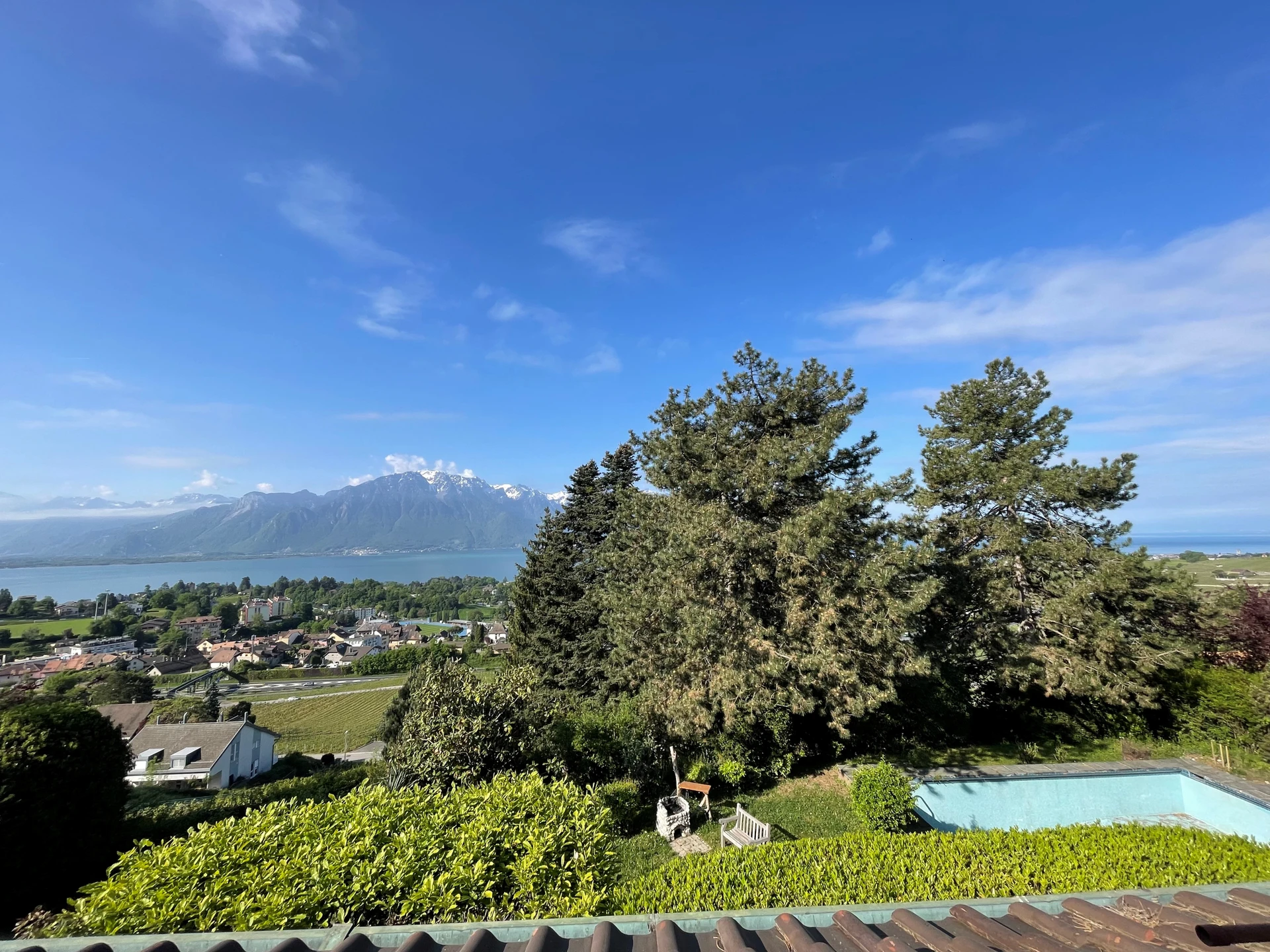 Panoramablick auf See, Berge und Garten mit Pool