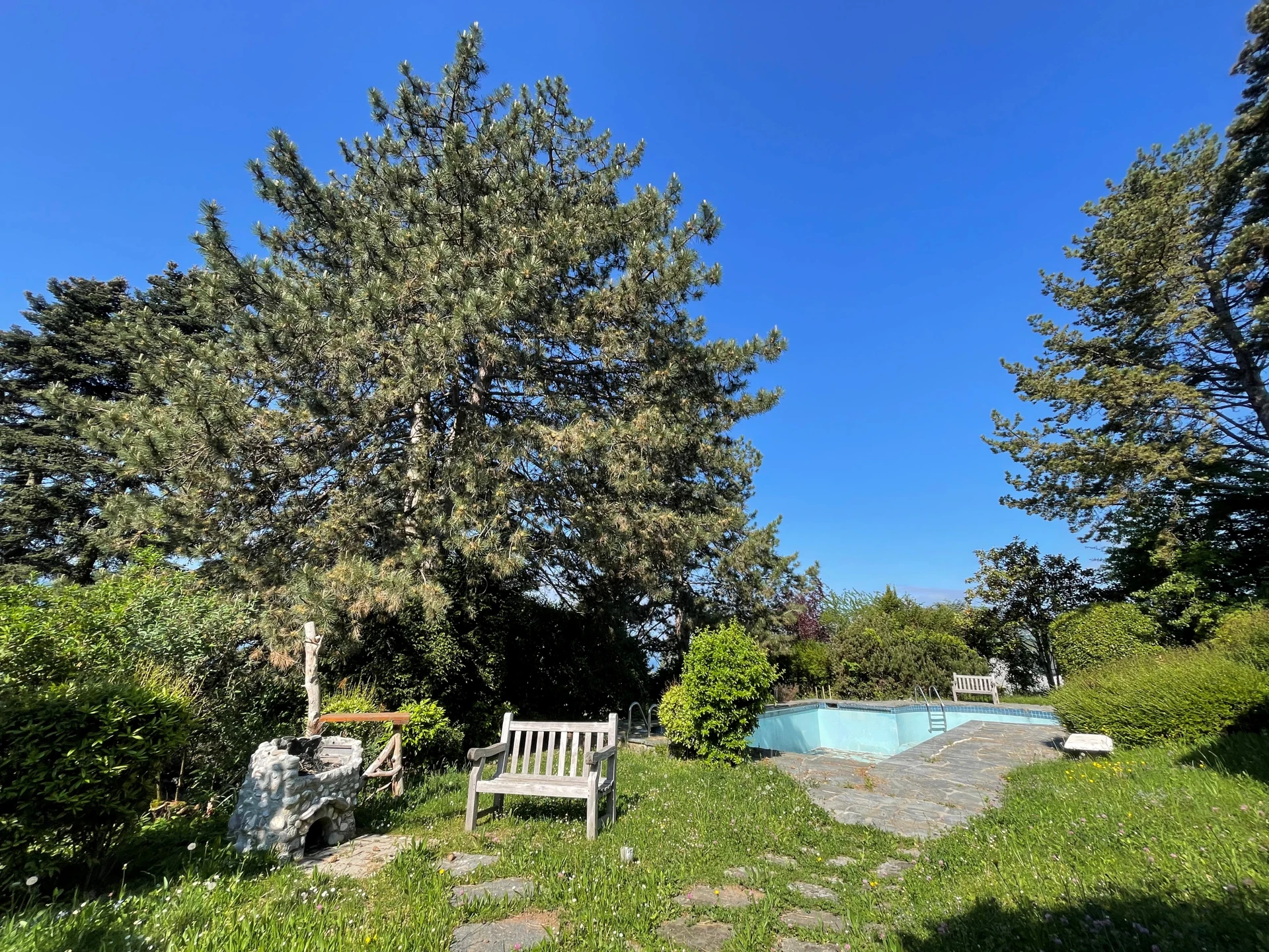 Garten mit Pool und Sitzplatz