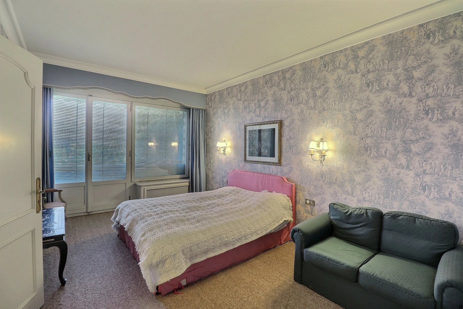 Schlafzimmer mit klassischer Einrichtung