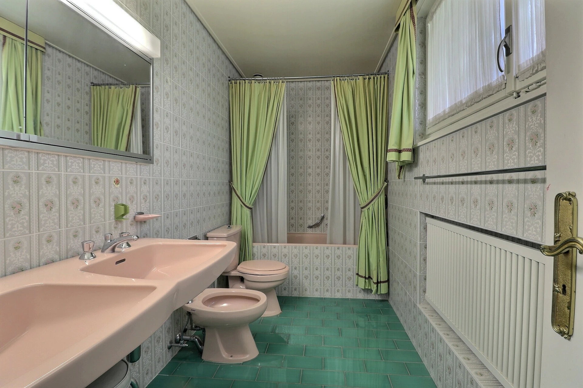 Retro-Badezimmer mit rosa Sanitärkeramik und grünen Fliesen