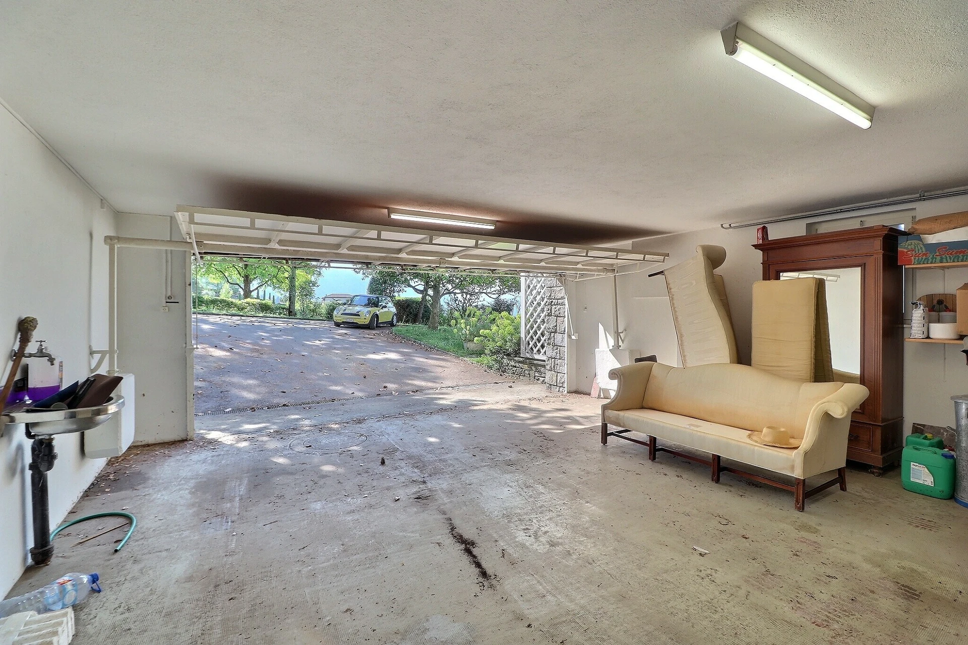 Offene Garage mit Blick ins Grüne