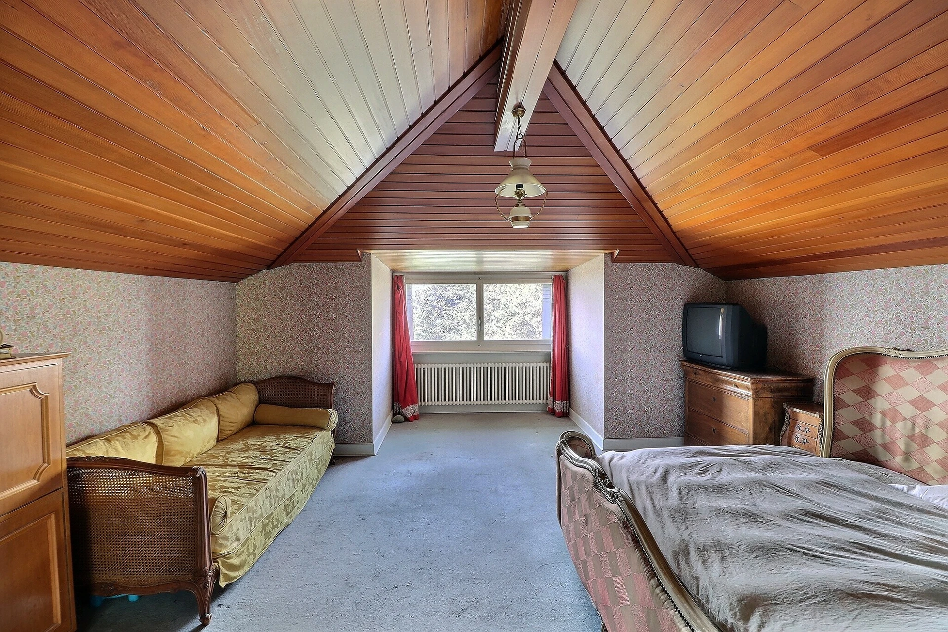 Dachgeschoss-Schlafzimmer mit Schrägdach