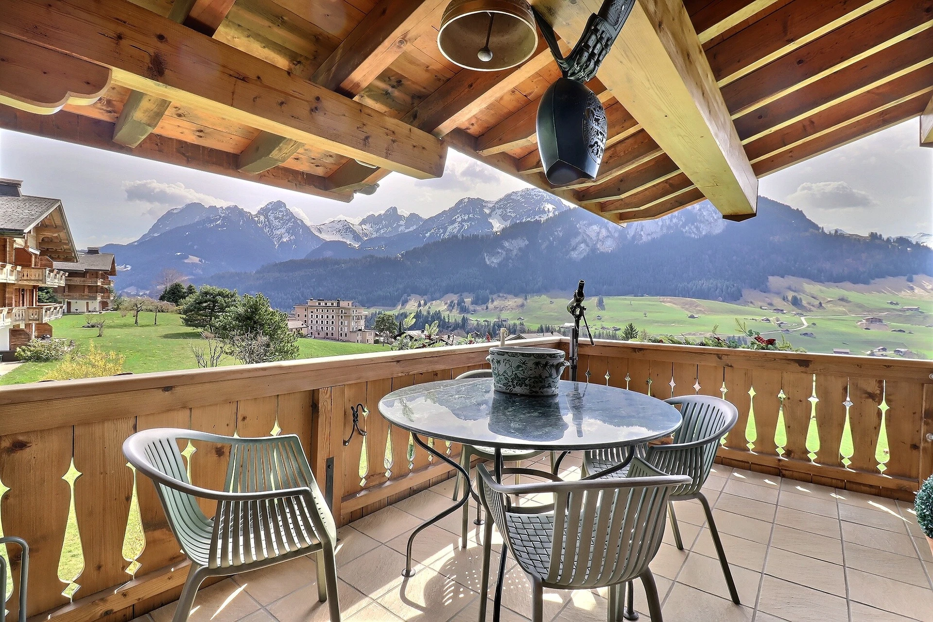 Balkon mit Bergblick
