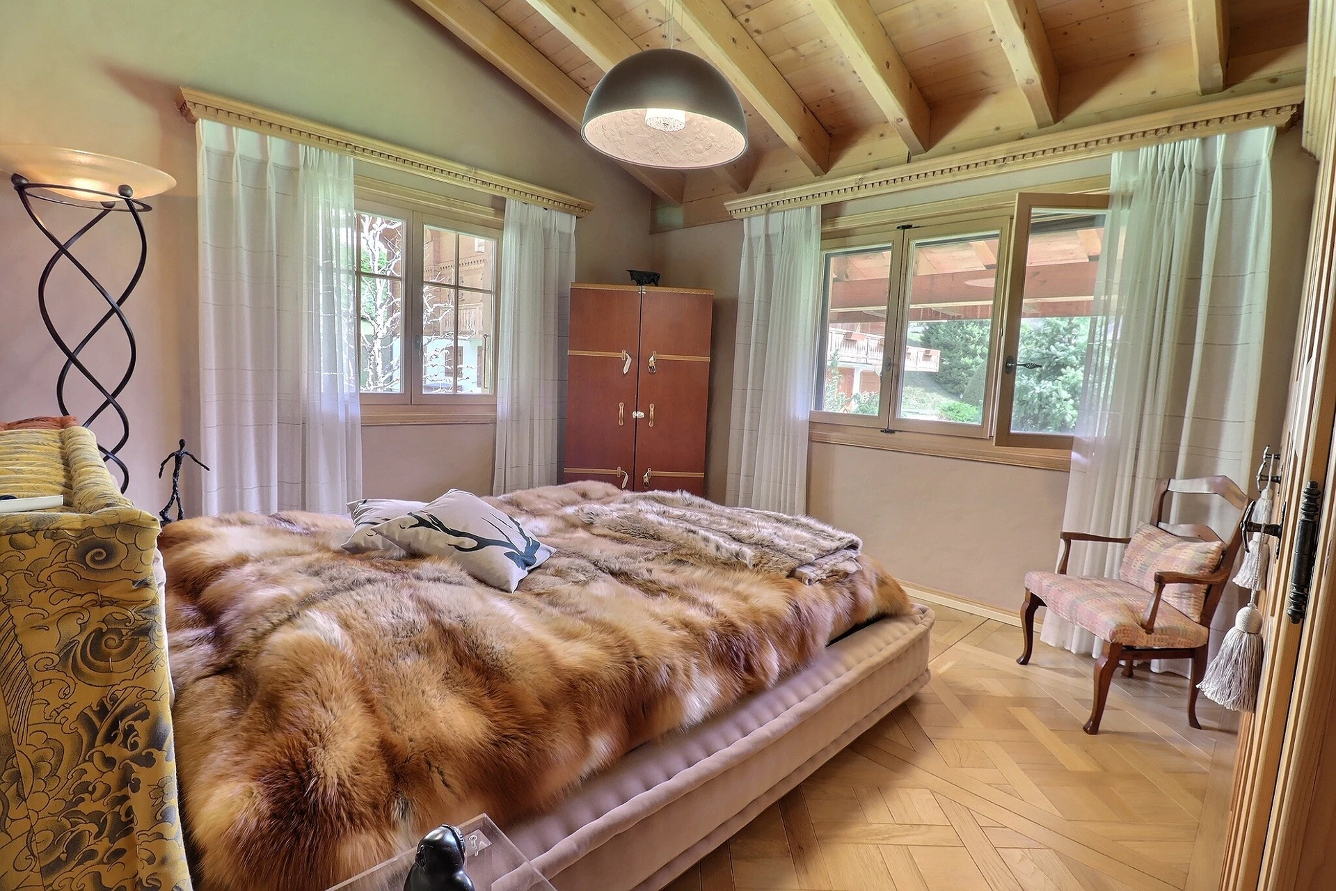 Gemütliches Schlafzimmer mit Holzbalkendecke