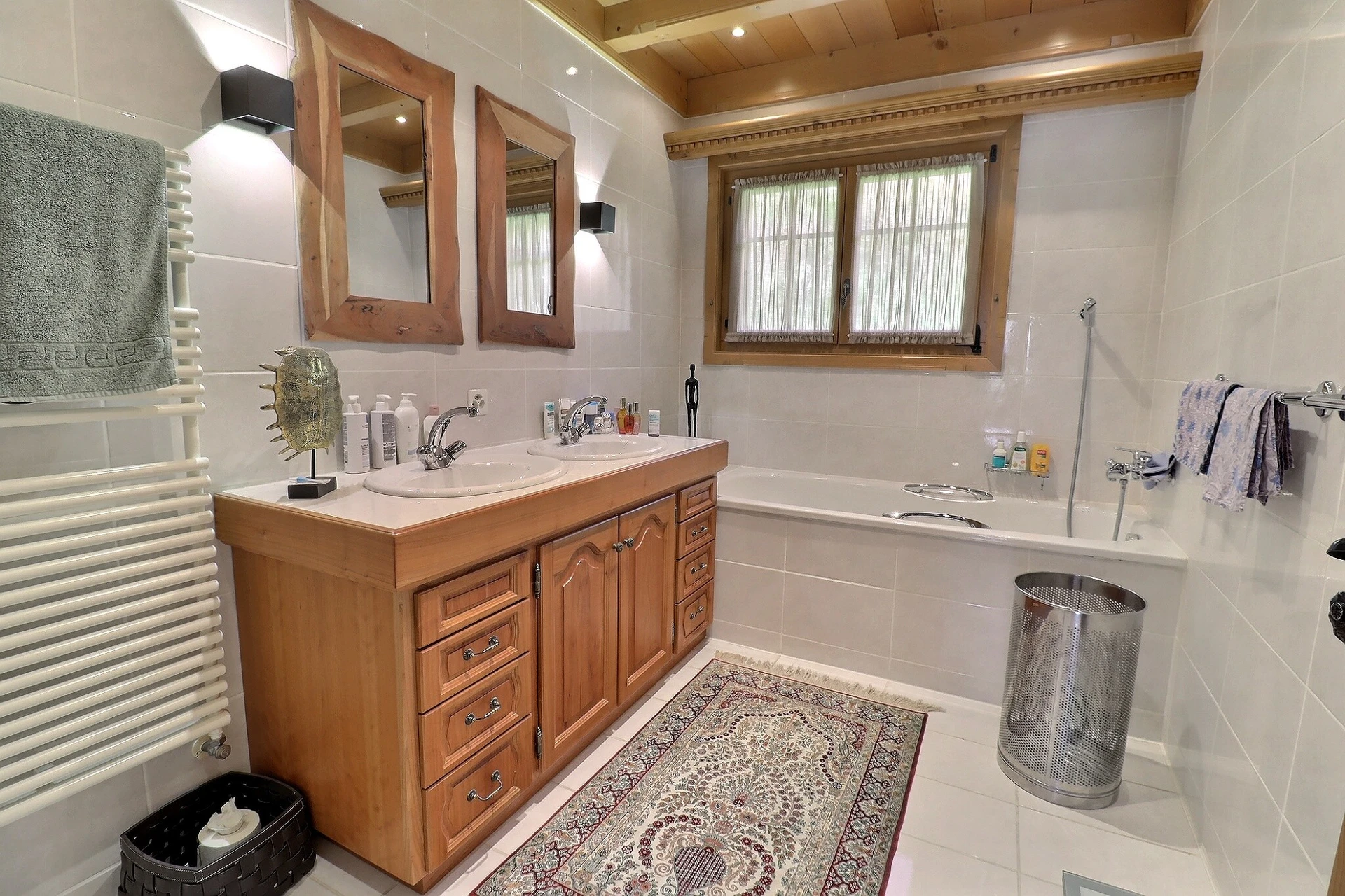 Badezimmer mit Doppelwaschtisch und Badewanne