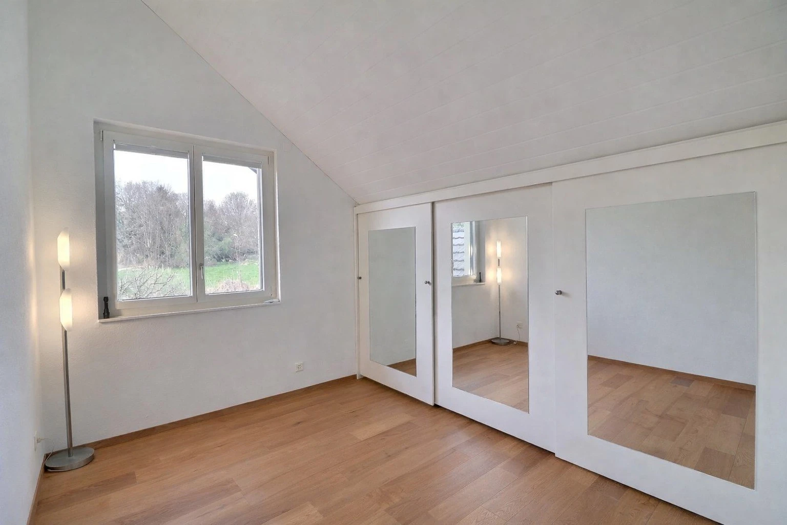Helles Dachzimmer mit Schrankfront