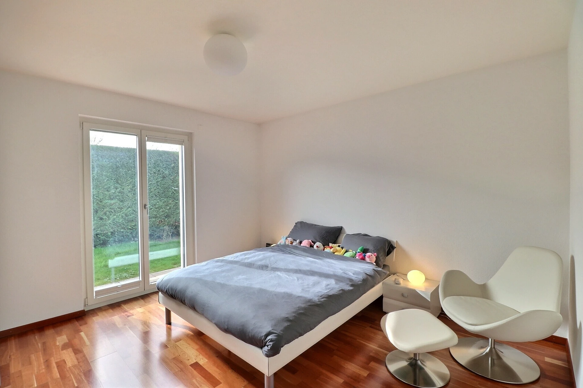 Helles Schlafzimmer mit Gartenzugang