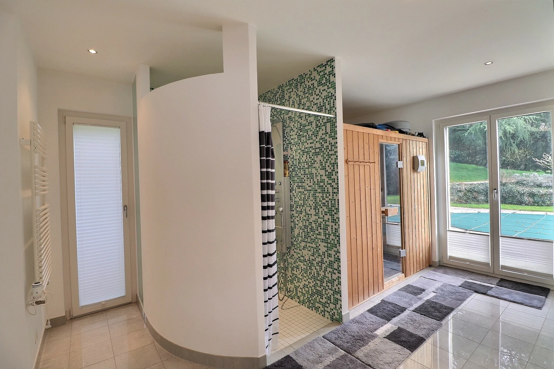 Modernes Badezimmer mit Sauna und Gartenzugang