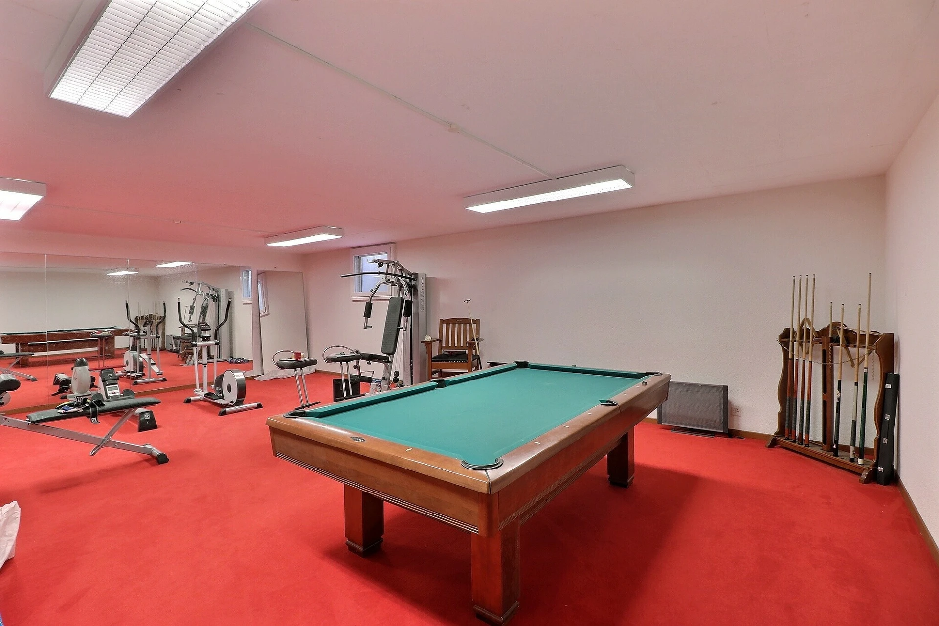 Heimischer Freizeit- und Fitnessraum mit Billardtisch