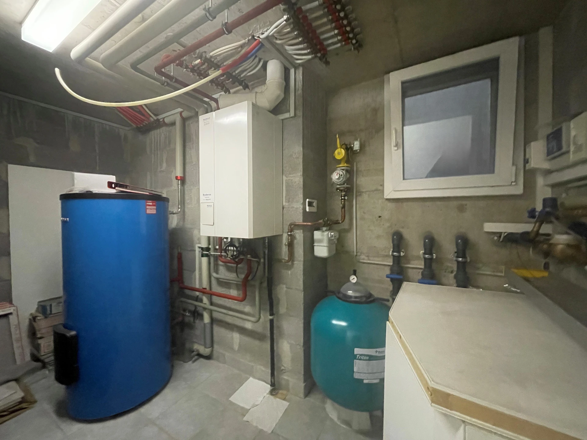 Technikraum mit Heizungs- und Wasserinstallationen