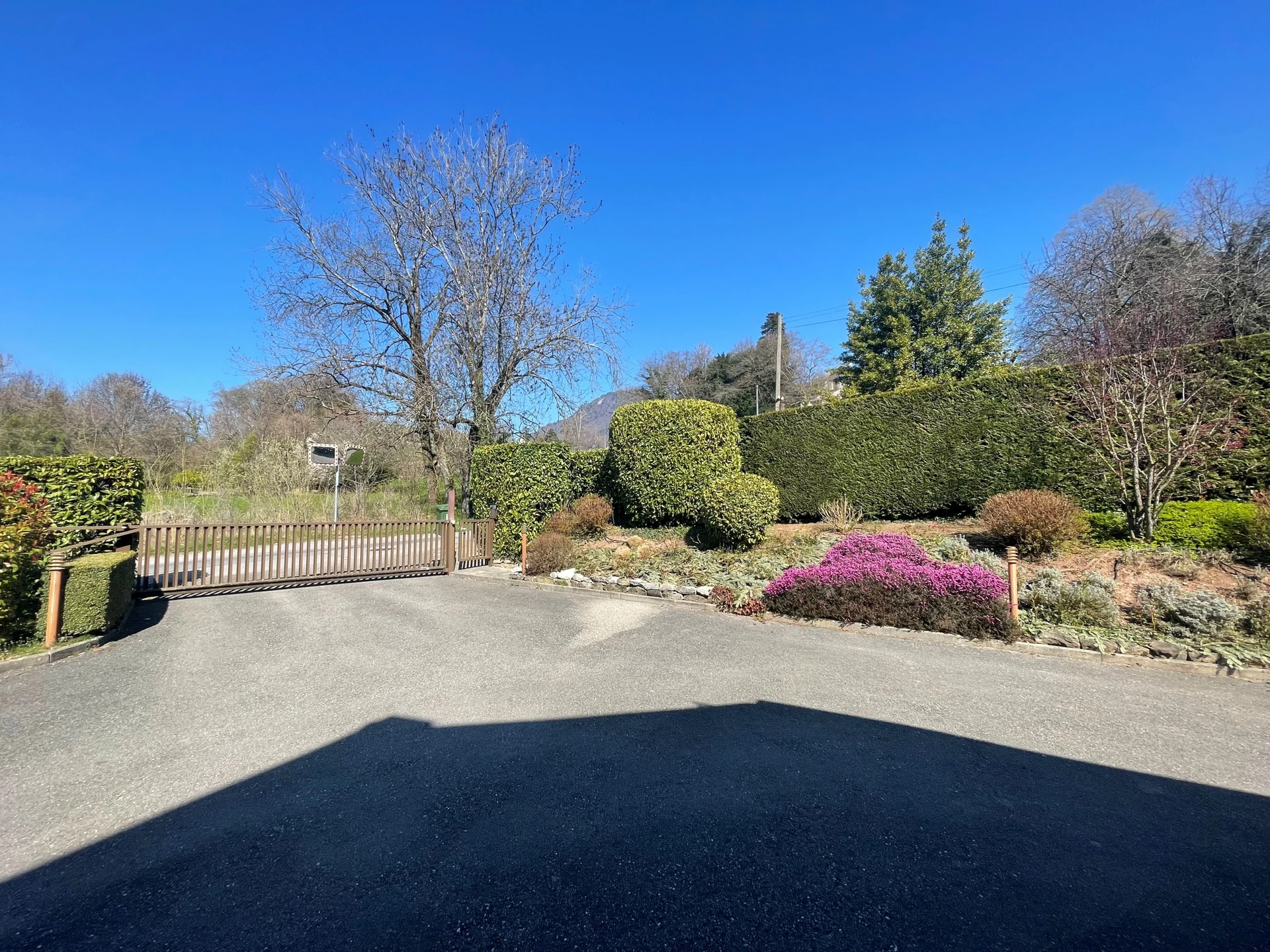 Einfahrt mit Garten und Tor