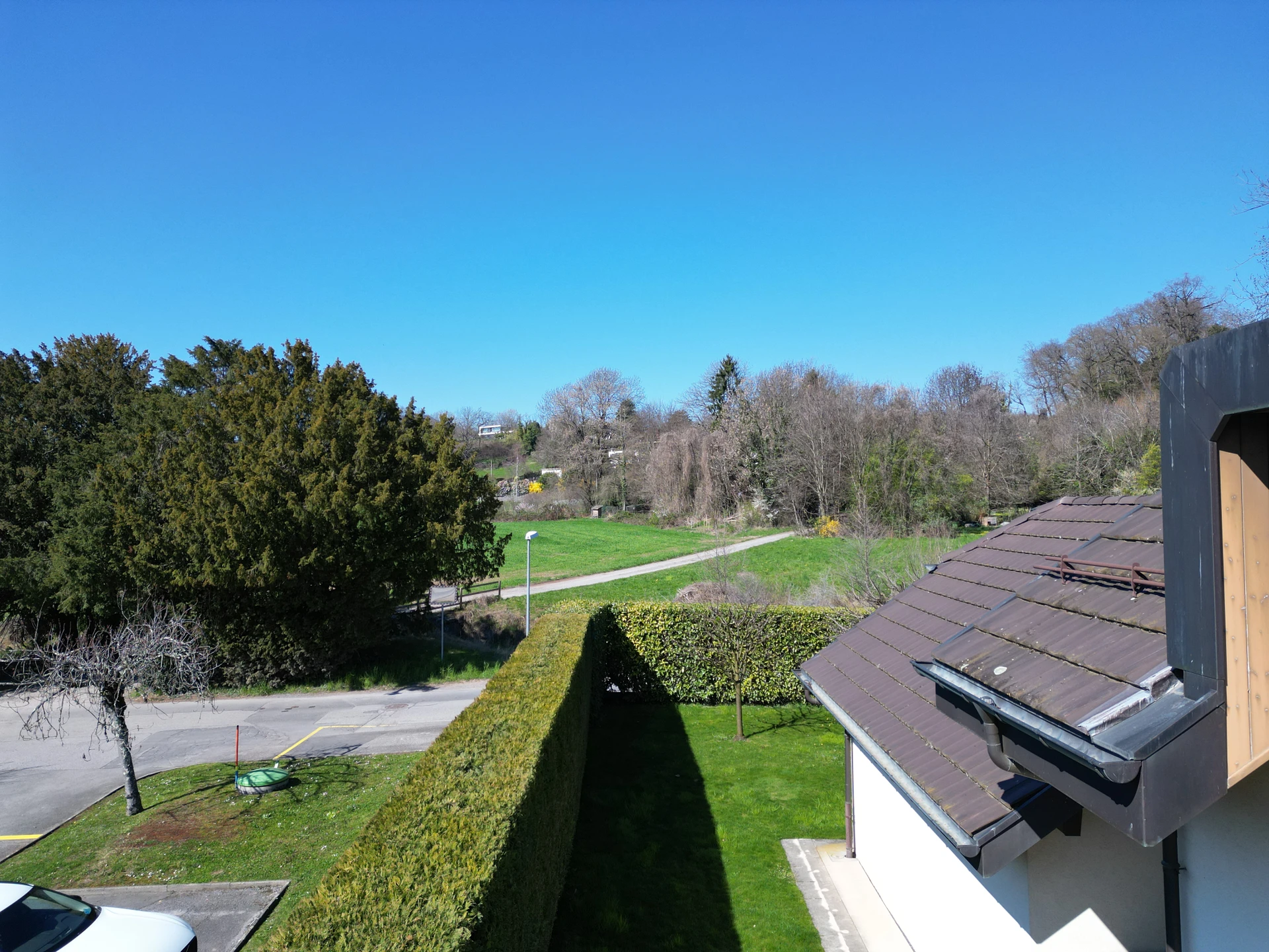 Außenansicht mit Garten und Landschaft