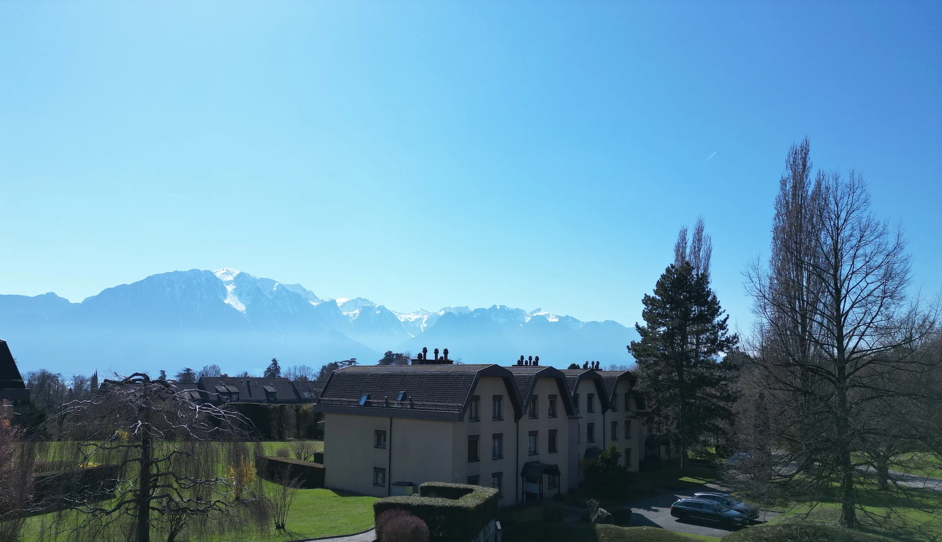 Bergblick auf Wohnanlage