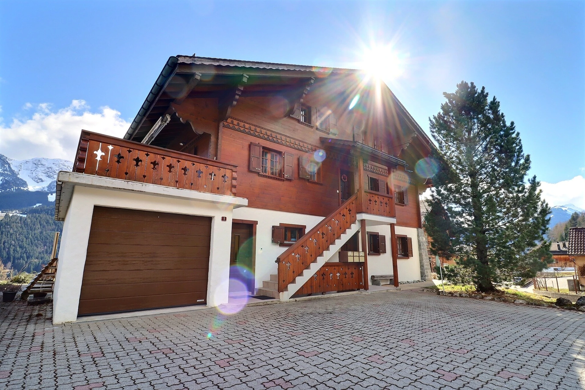 Alpen-Chalet mit Garage und Bergblick