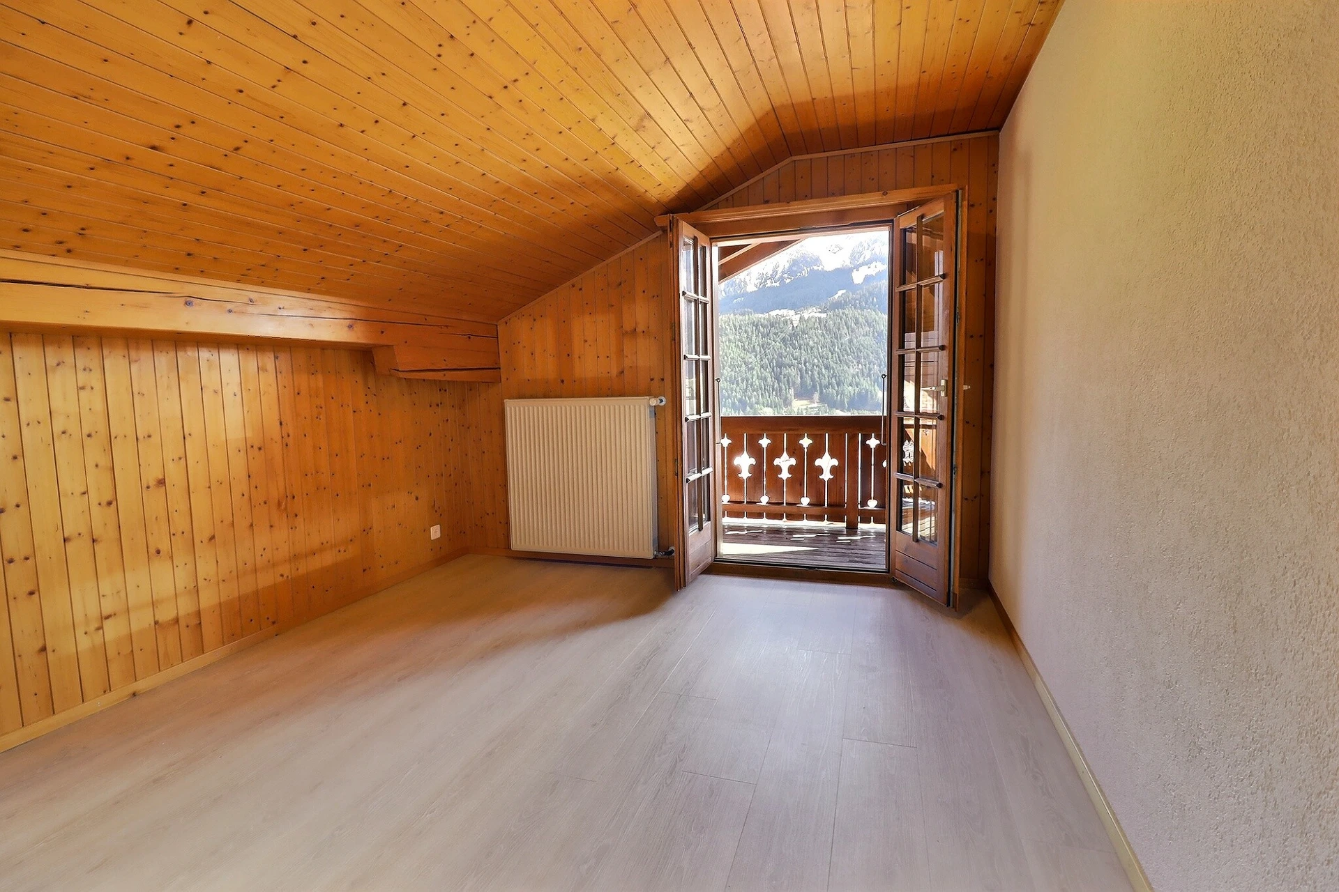 Holzvertäfelter Dachraum mit Balkonblick