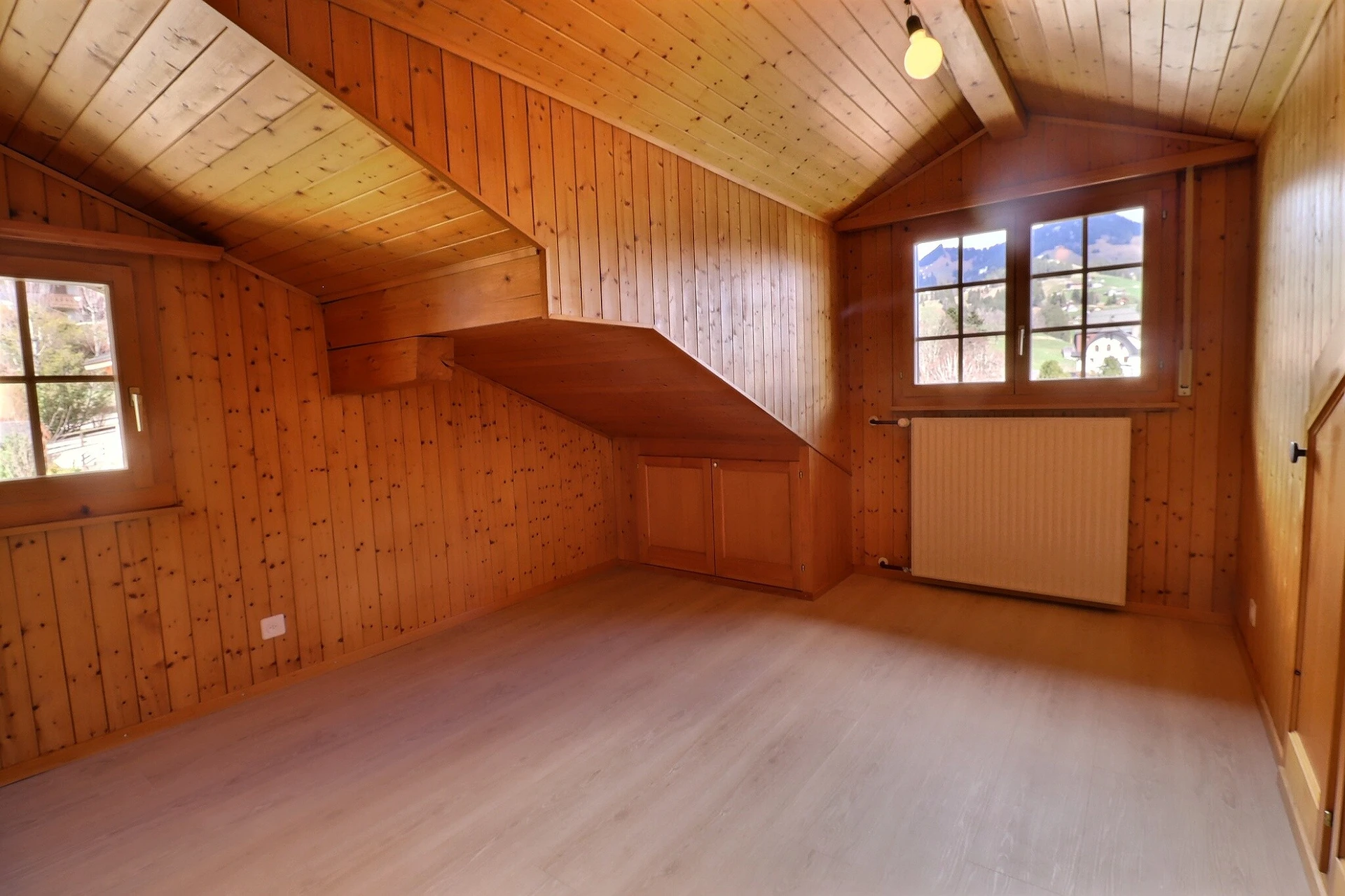Helles Dachzimmer mit Holzverkleidung