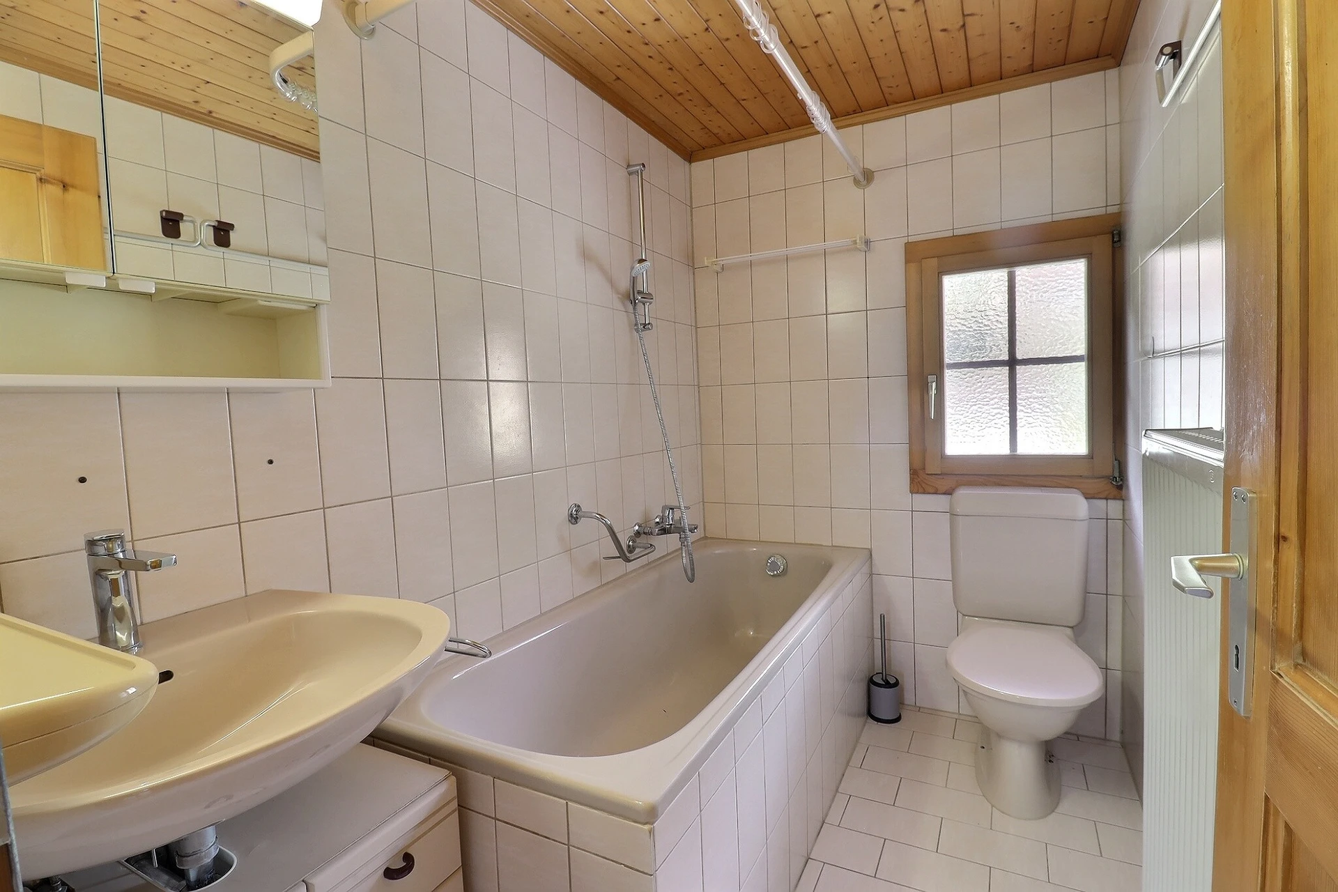 Kompaktes Badezimmer mit Badewanne und Dachschräge