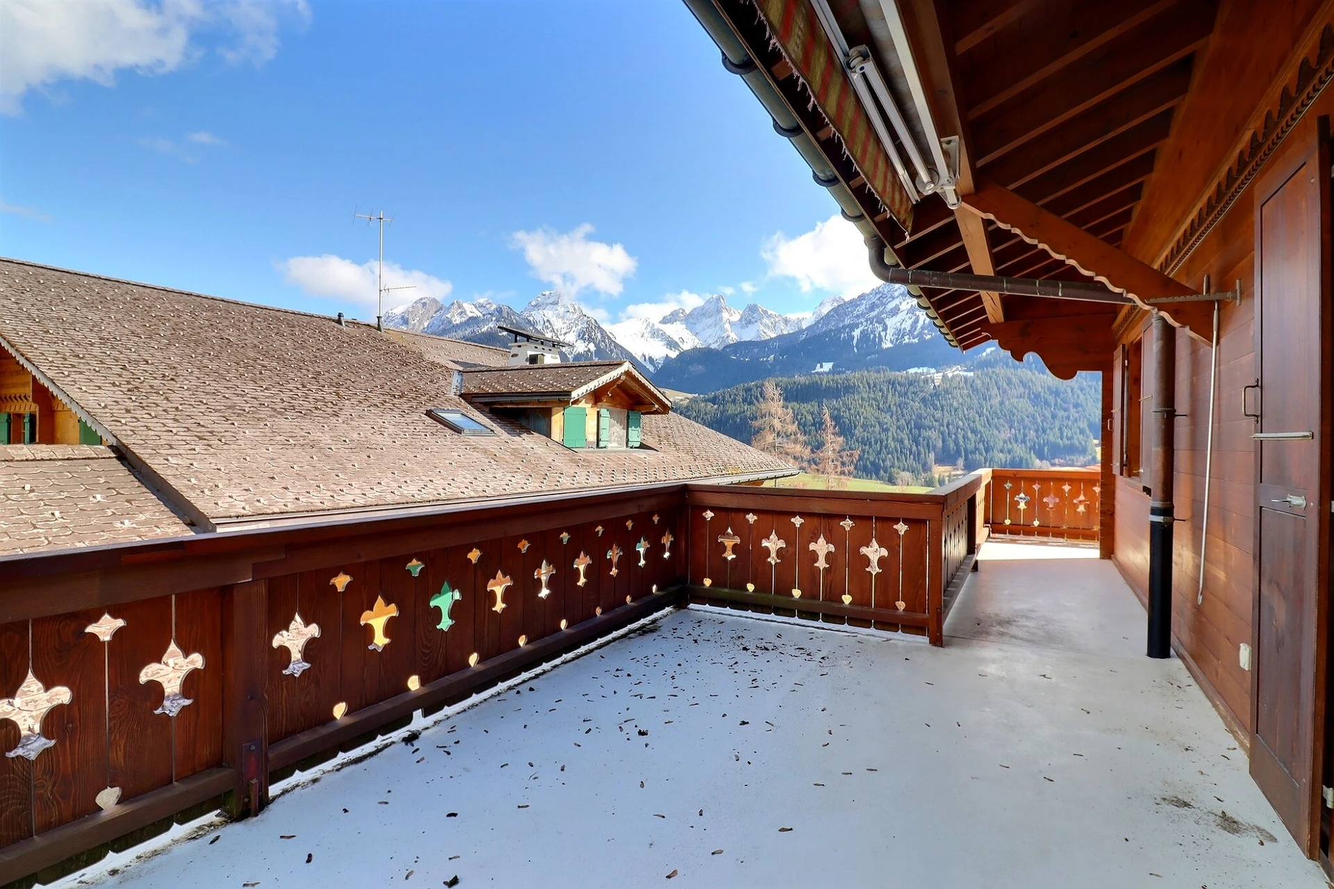 Alpenbalkon mit Bergblick