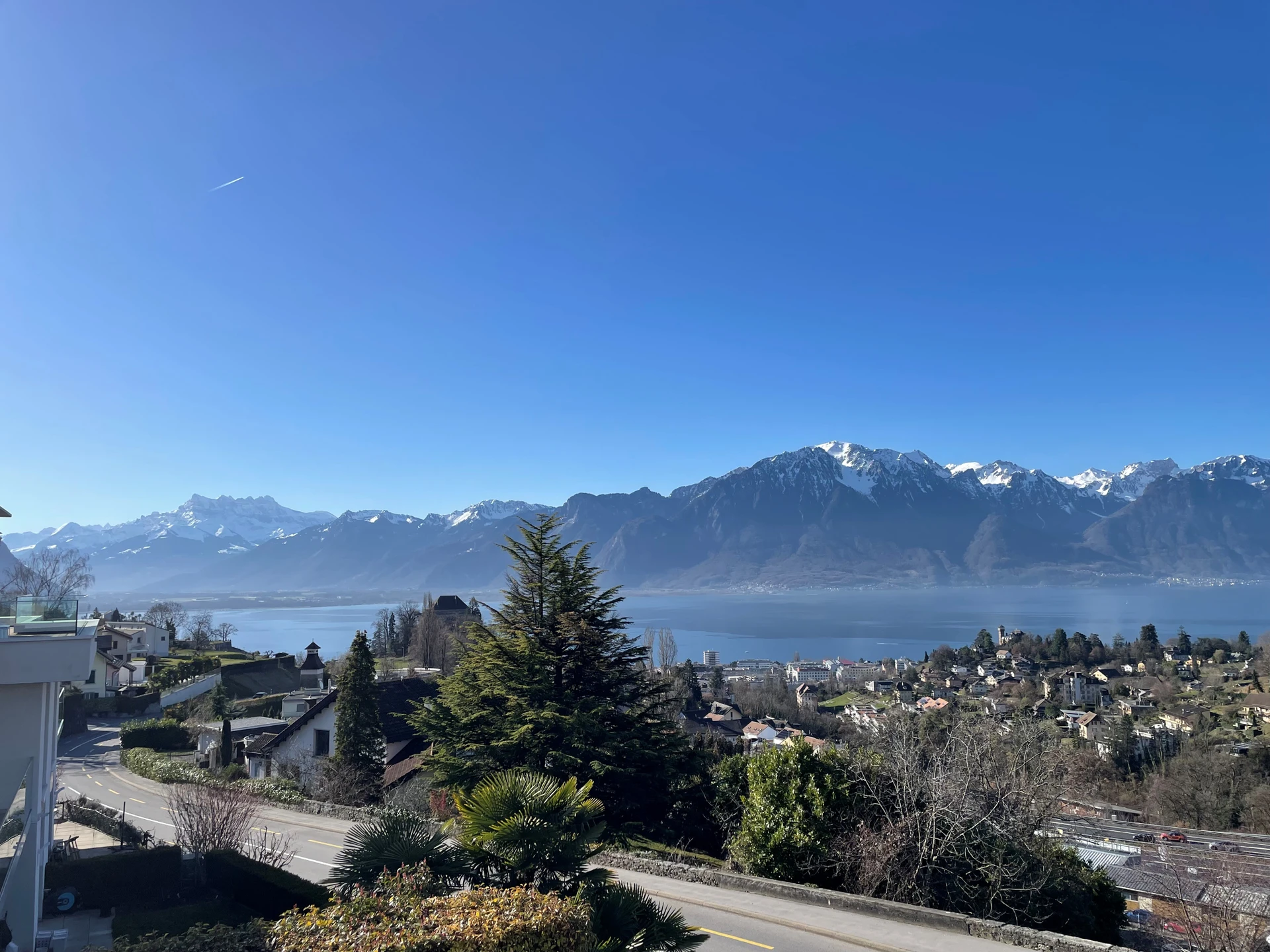Panoramablick auf See und Alpen