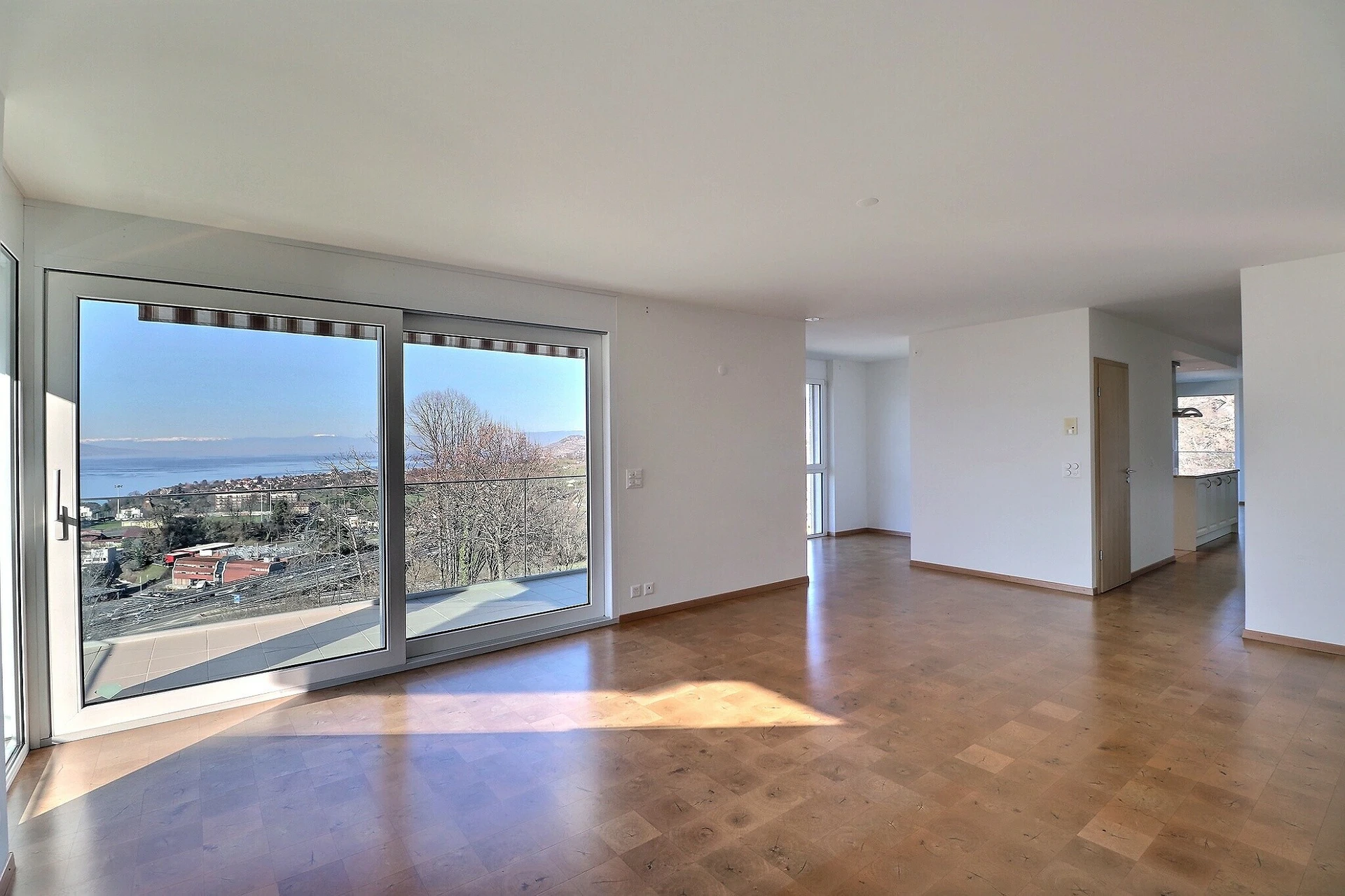 Heller Wohnbereich mit Seeblick
