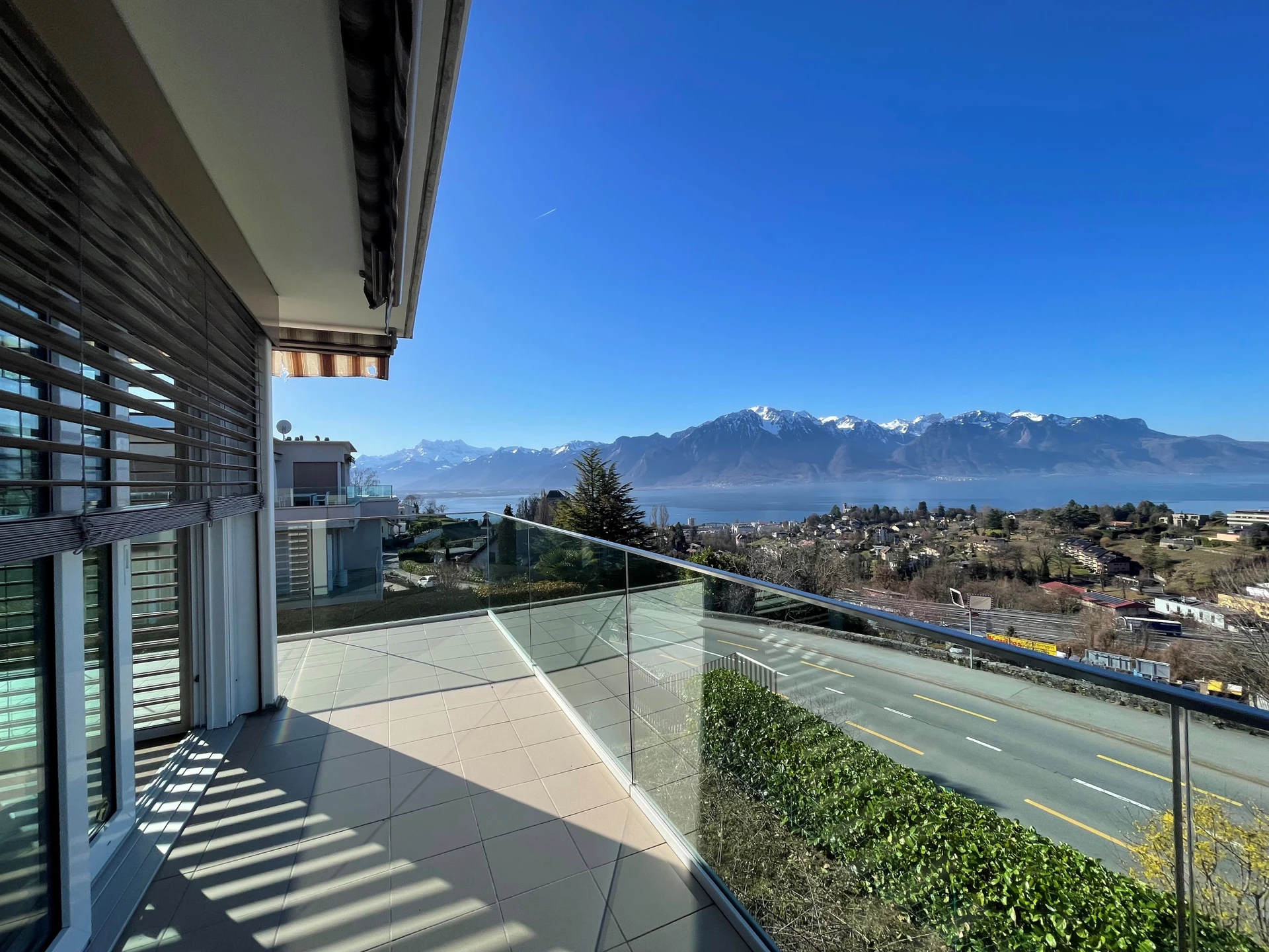 Balkon mit Berg- und Seeblick