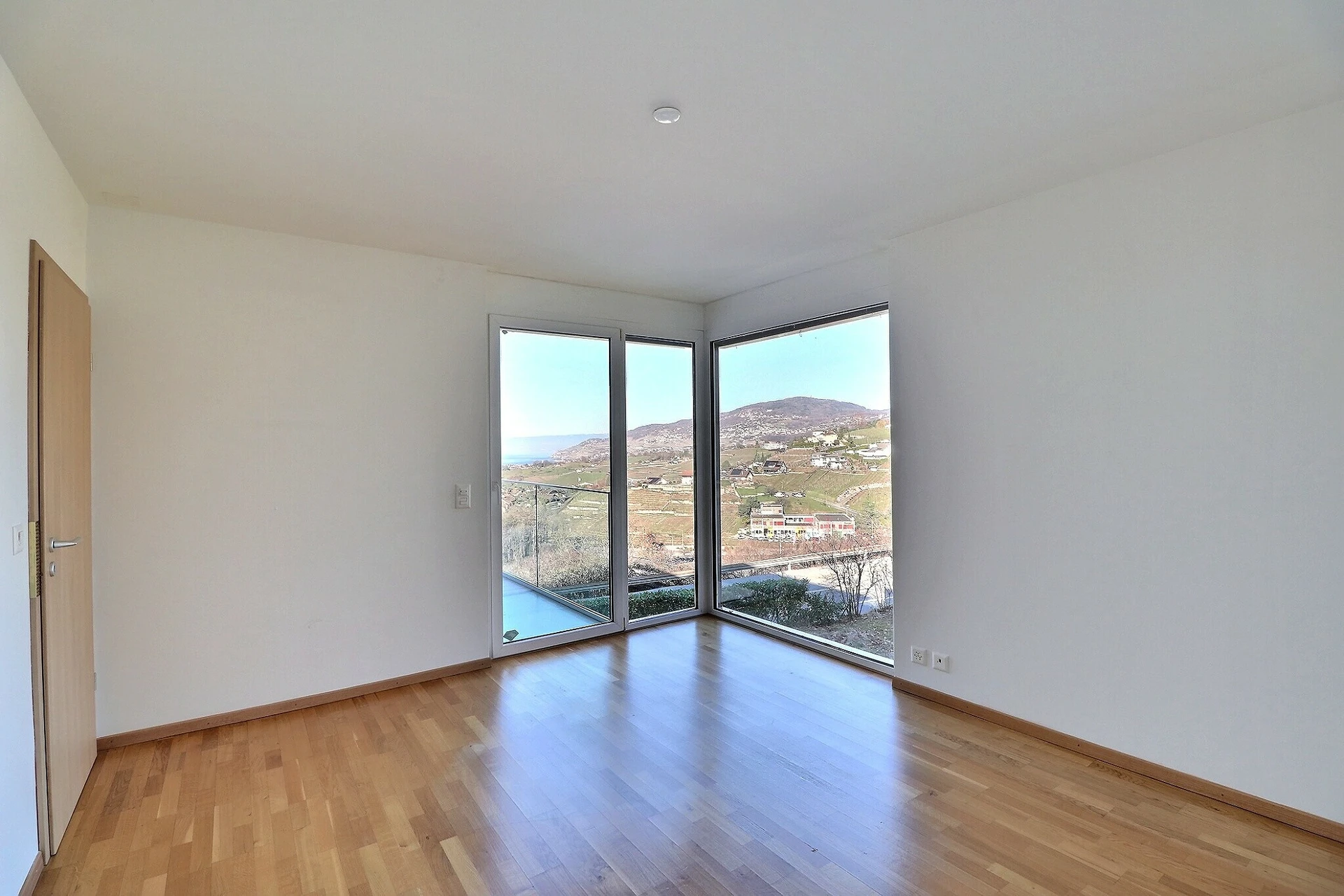 Heller leerer Raum mit Panoramafenstern